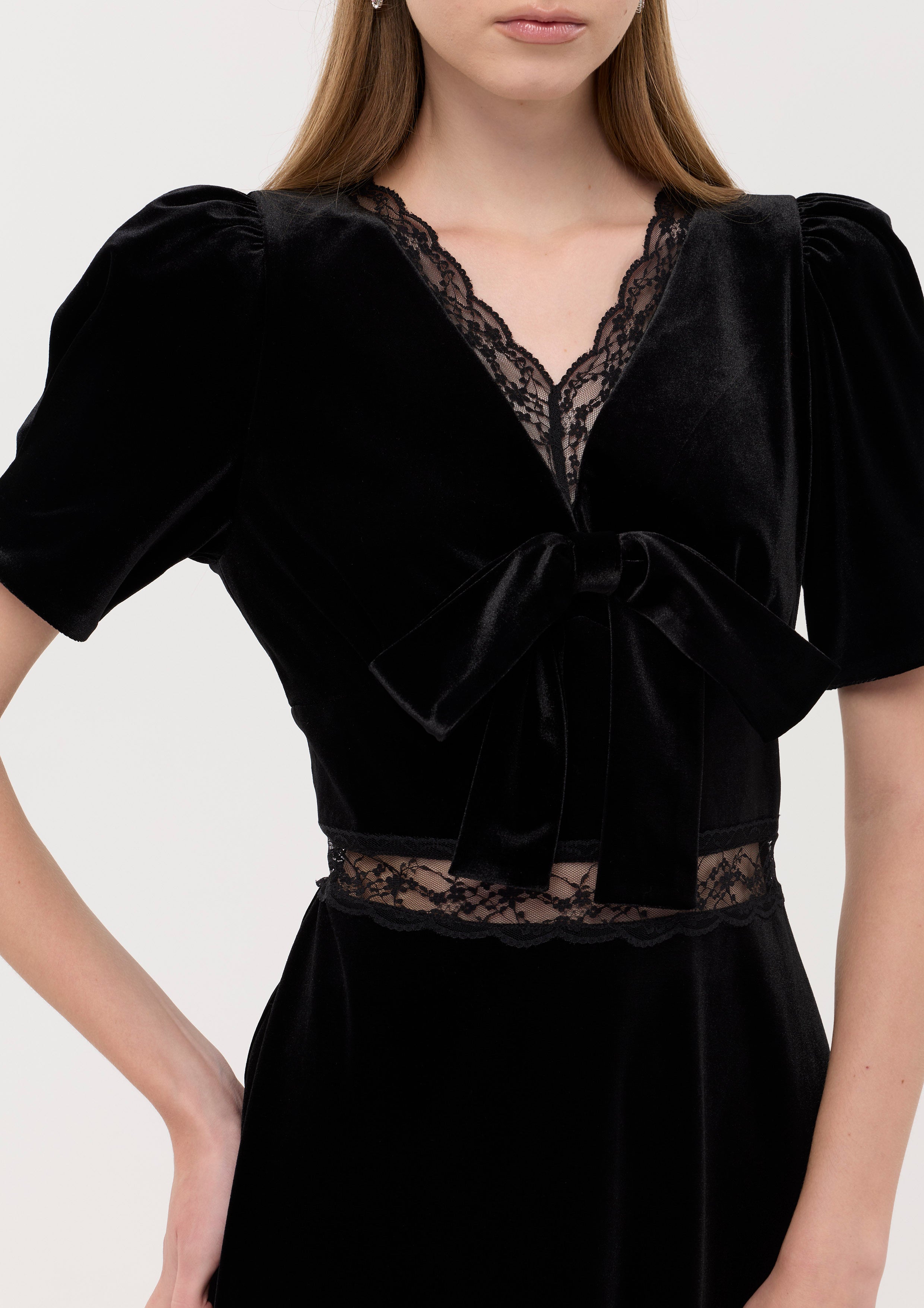 เดรสคลุมเข่าผ้ากำมะหยี่แต่งขอบผ้าลูกไม้ คอลเลกชัน La Femme Demure