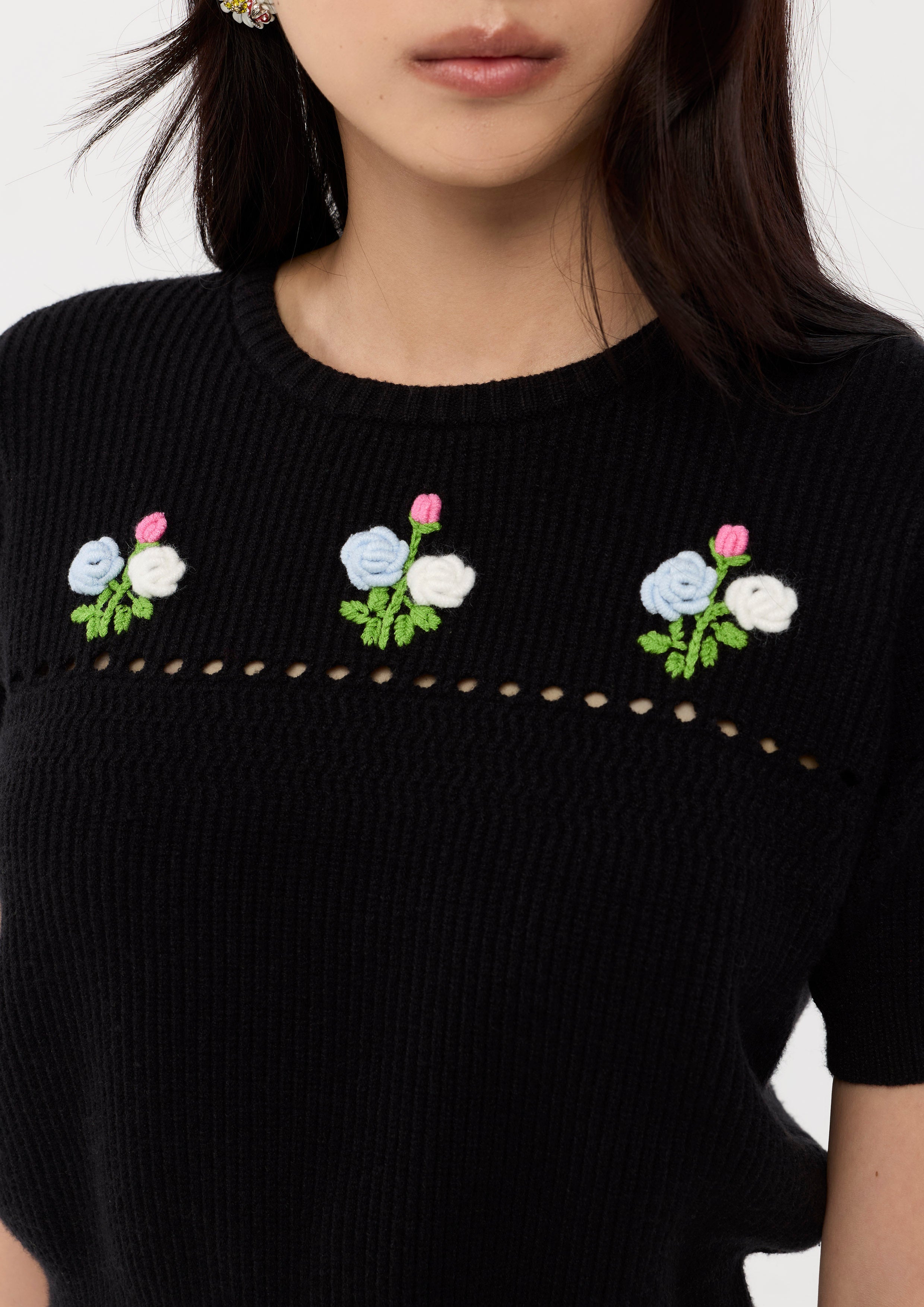 เสื้อแขนสั้นผ้านิตปักลายดอกกุหลาบ คอลเลกชัน Sweet Nothing