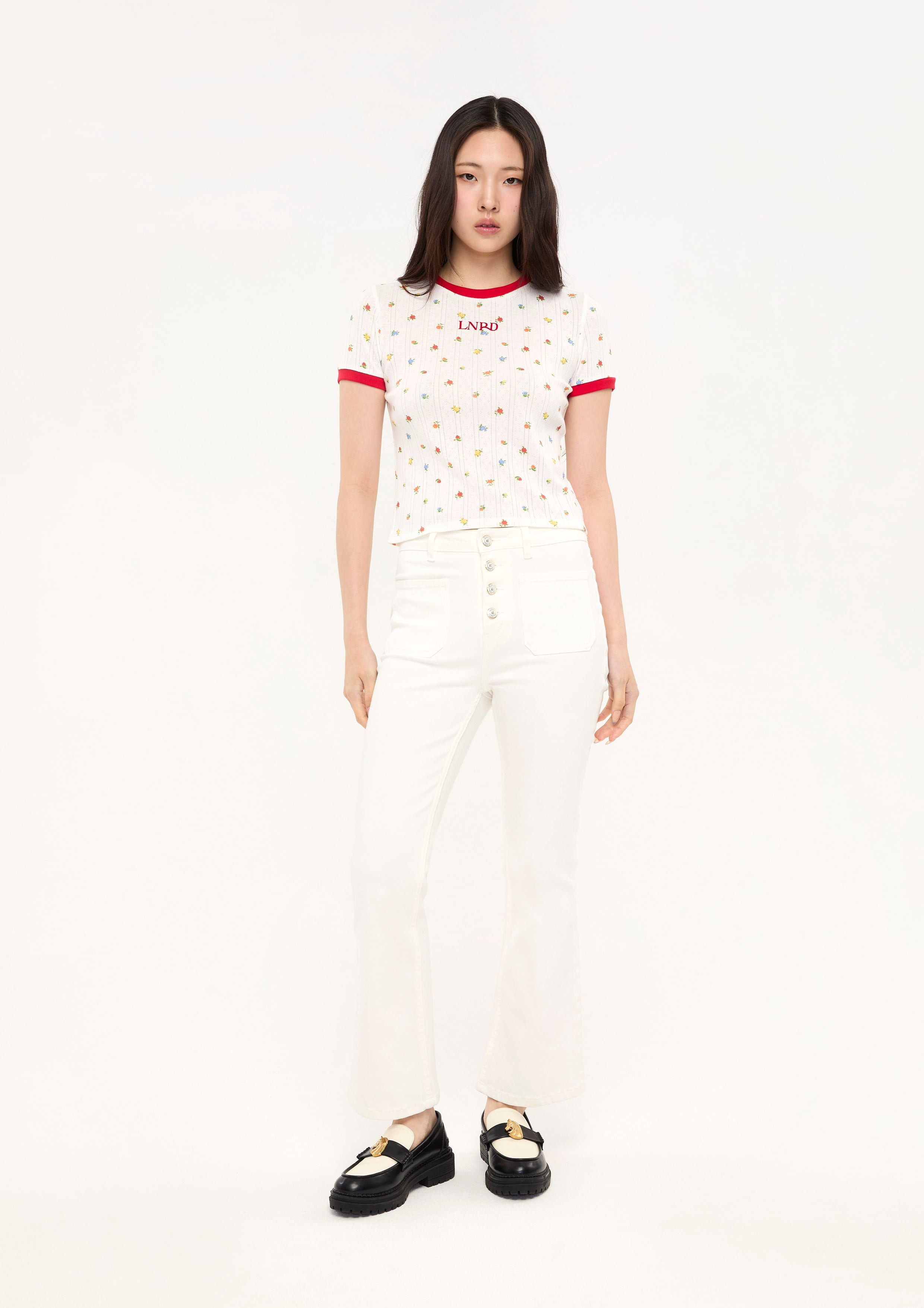 เสื้อยืดแขนสั้นปักโลโก้แต่งลายดอกไม้ คอลเลกชัน LNRD Signature