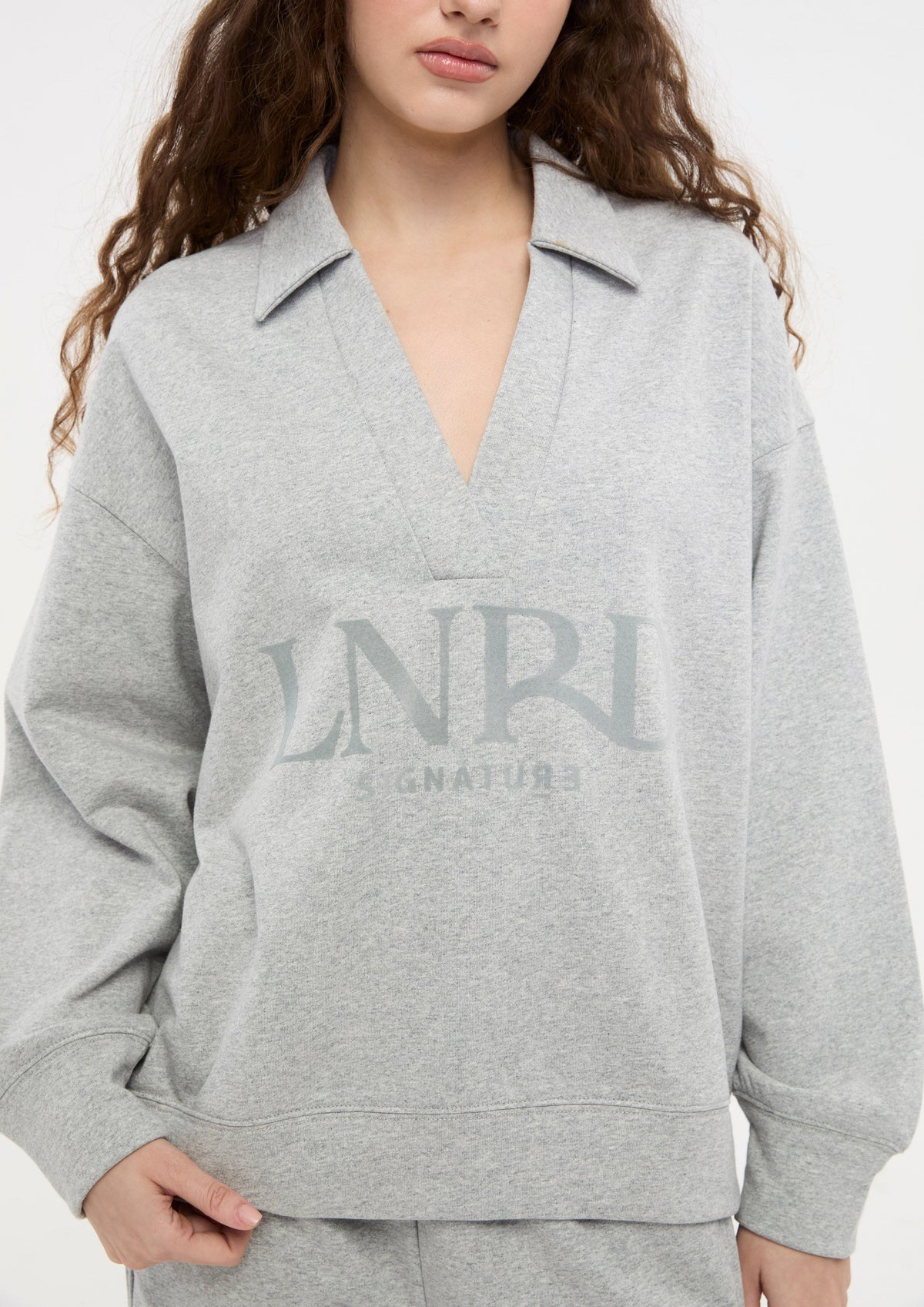 เสื้อพูลโอเวอร์แขนยาวพิมพ์โลโก้ คอลเลกชัน LNRD Signature