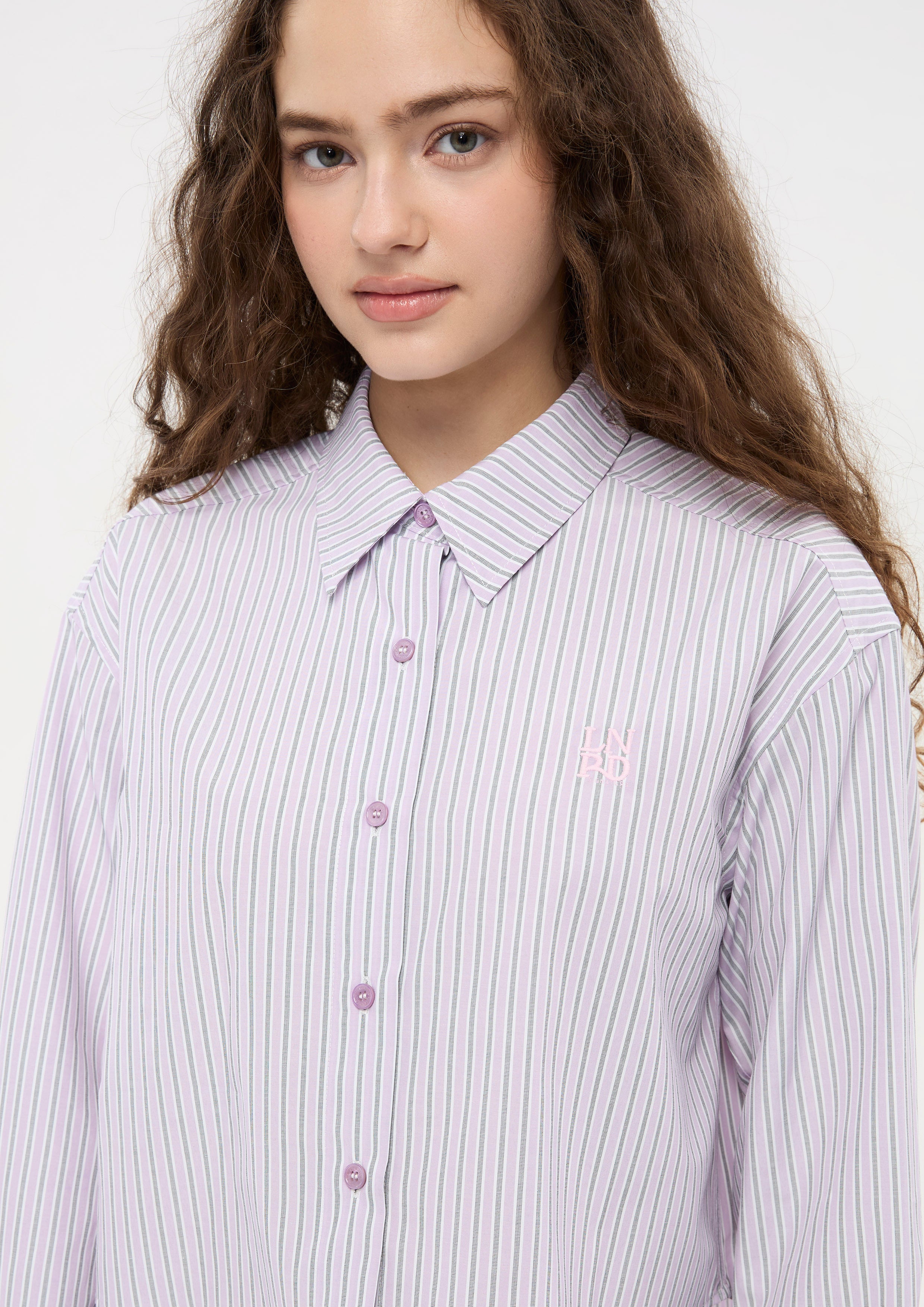 เสื้อเชิ้ตครอปแขนยาวลายทาง คอลเลกชัน LNRD Signature