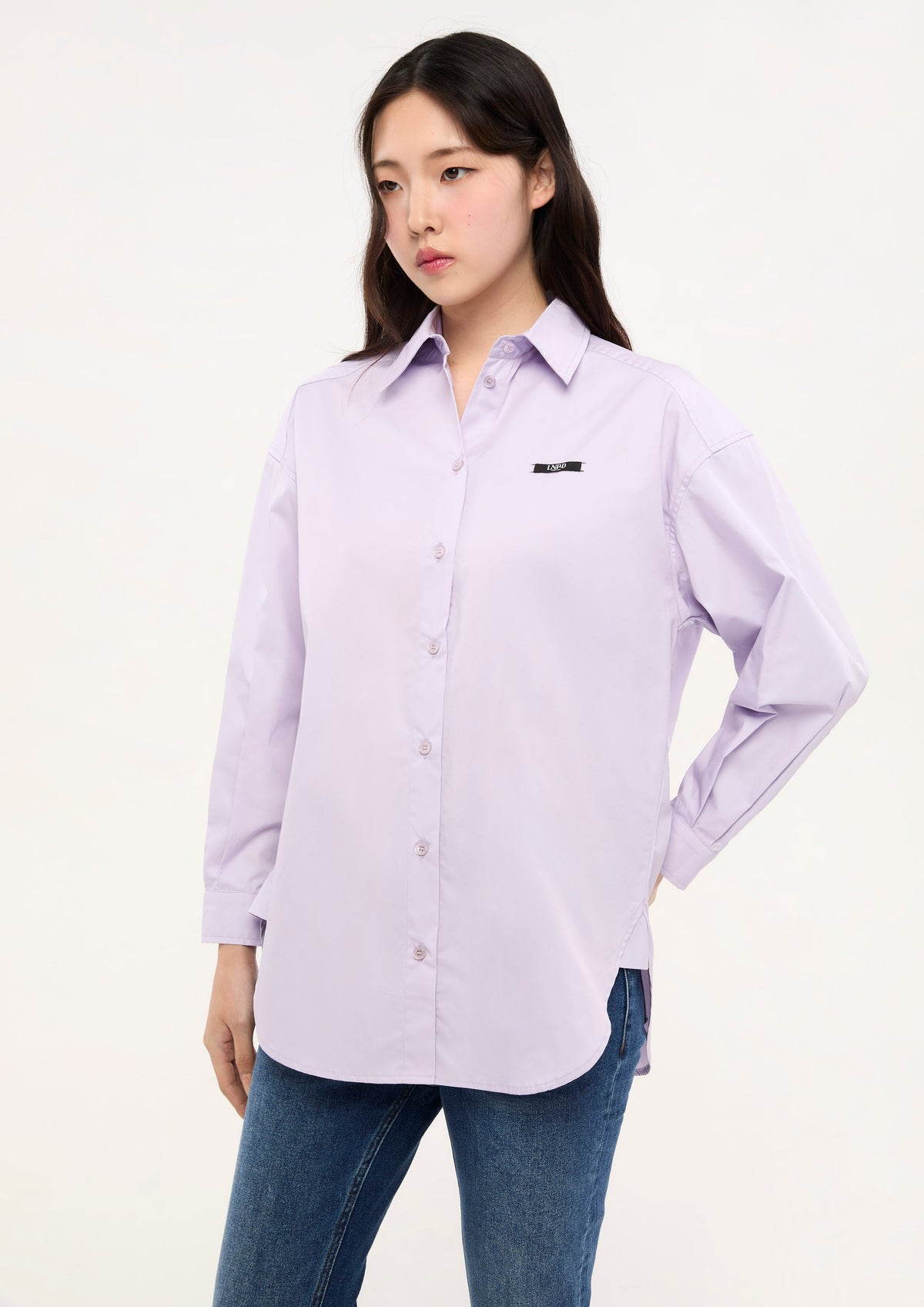 เสื้อเชิ้ตแขนยาวทรงรีแล็กซ์แต่งแพทข์โลโก้ คอลเลกชัน LNRD Signature