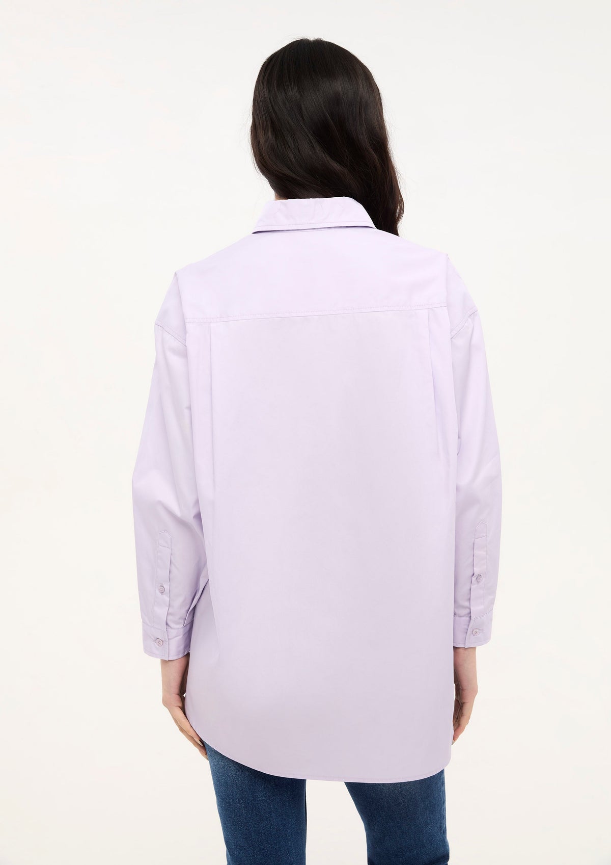 เสื้อเชิ้ตแขนยาวทรงรีแล็กซ์แต่งแพทข์โลโก้ คอลเลกชัน LNRD Signature
