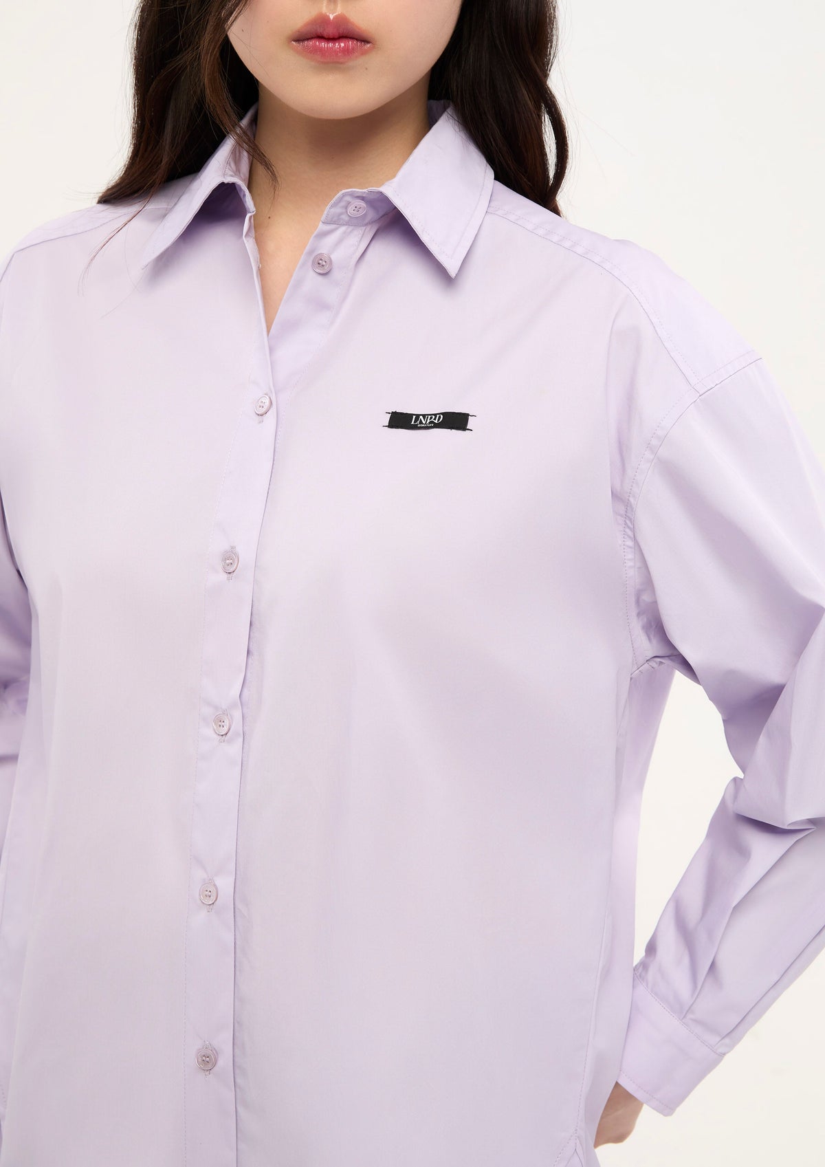 เสื้อเชิ้ตแขนยาวทรงรีแล็กซ์แต่งแพทข์โลโก้ คอลเลกชัน LNRD Signature