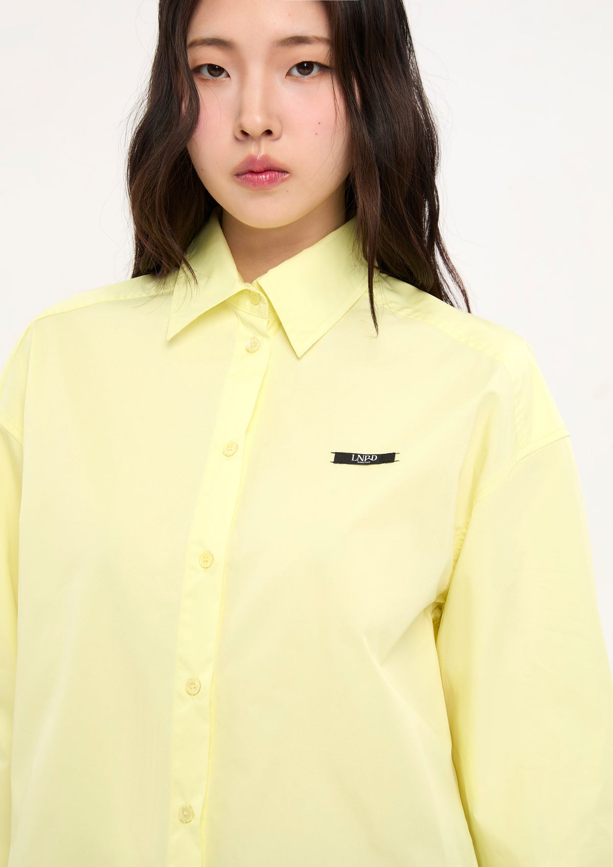 เสื้อเชิ้ตแขนยาวทรงรีแล็กซ์แต่งแพทข์โลโก้ คอลเลกชัน LNRD Signature