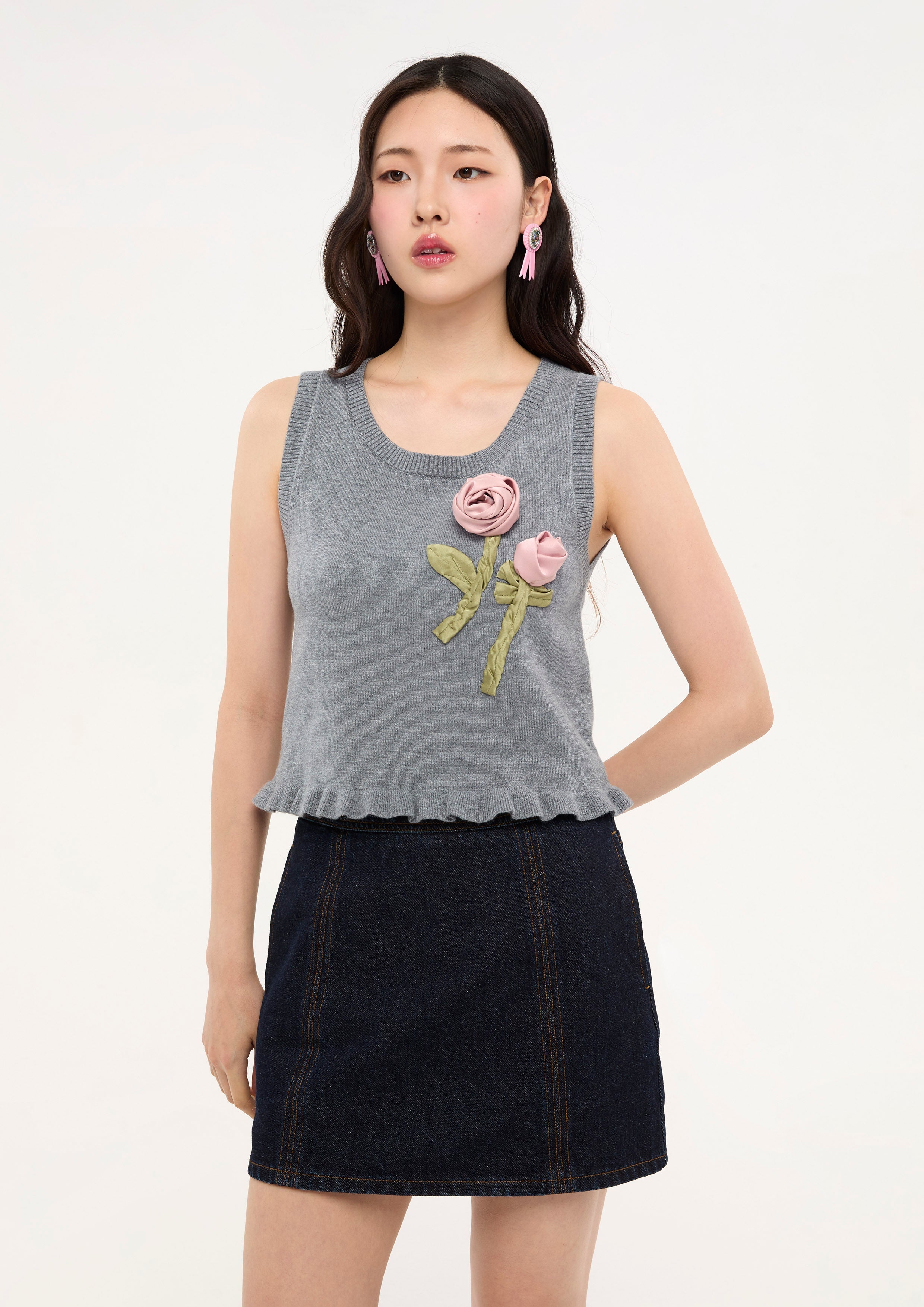 เสื้อครอปผ้านิตแต่งแอพพลิเก้ดอกกุหลาบ คอลเลกชัน You Are Magic