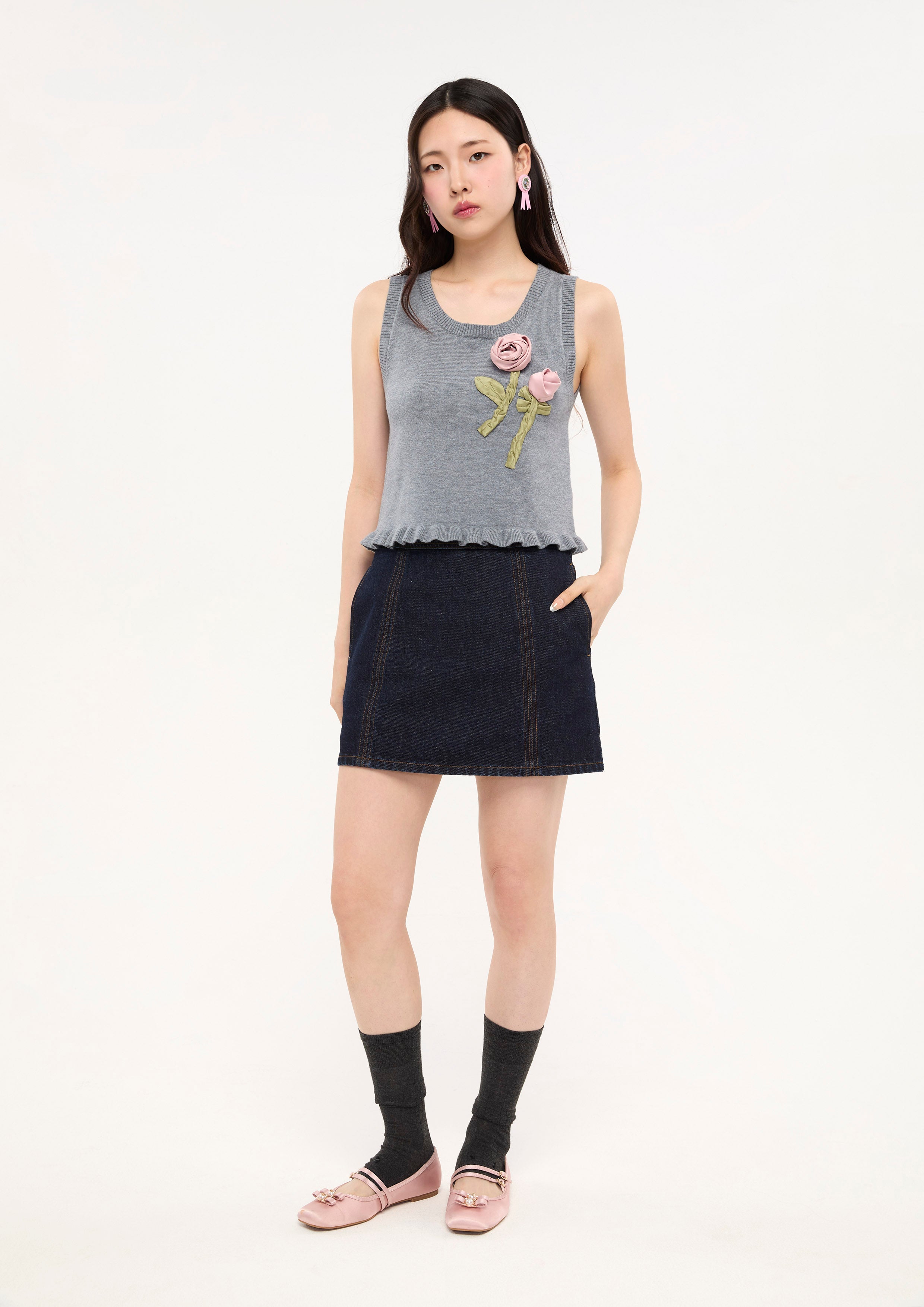 เสื้อครอปผ้านิตแต่งแอพพลิเก้ดอกกุหลาบ คอลเลกชัน You Are Magic