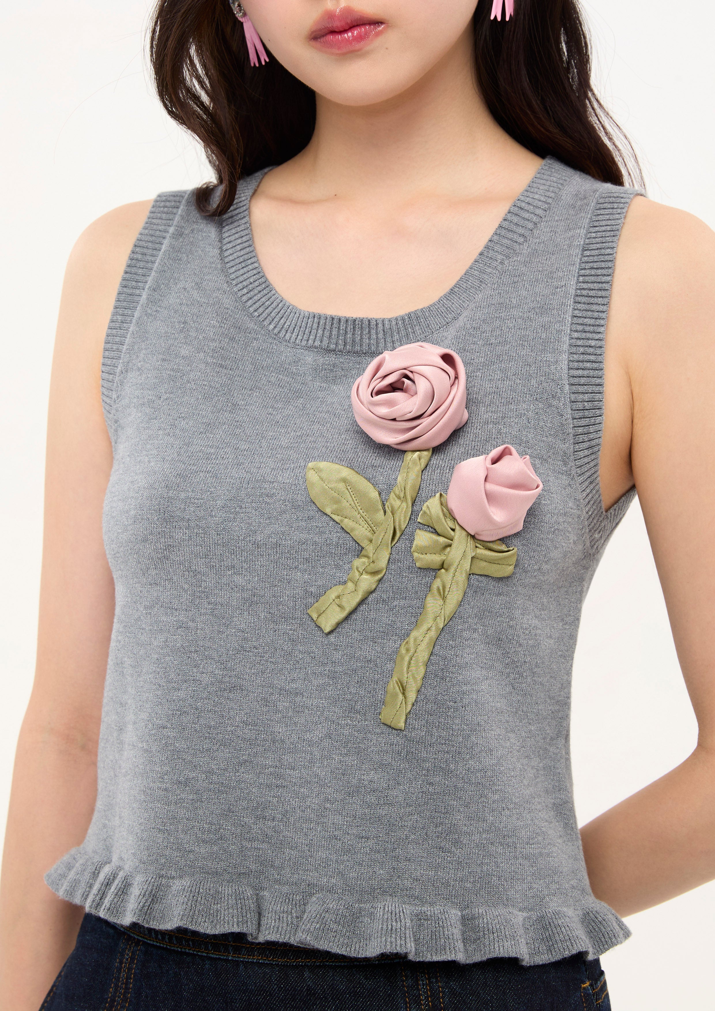 เสื้อครอปผ้านิตแต่งแอพพลิเก้ดอกกุหลาบ คอลเลกชัน You Are Magic