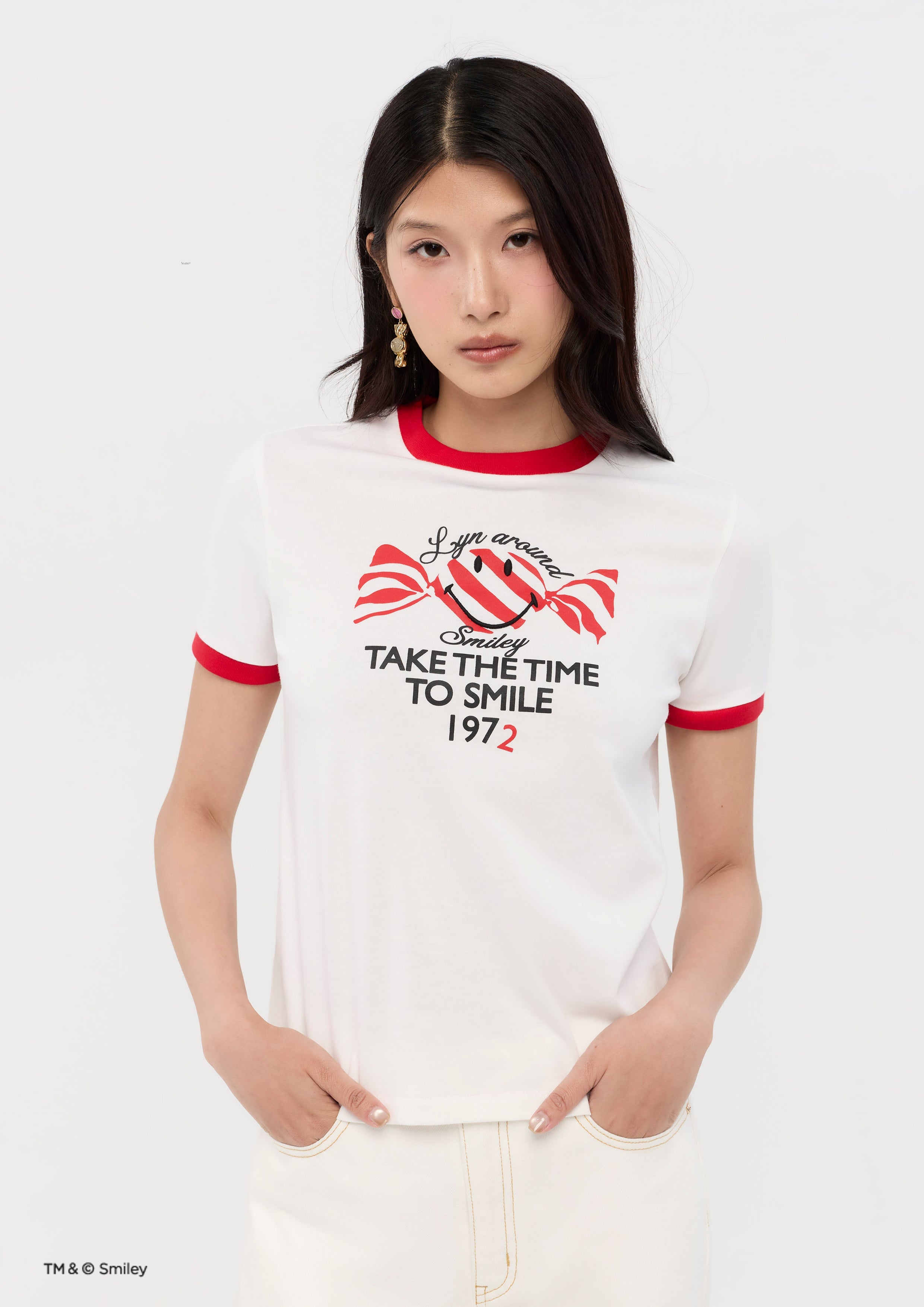 เสื้อยืดแขนสั้นพิมพ์ลายแต่งขอบคอนทราสต์ คอลเลกชัน Lyn around x SMILEY