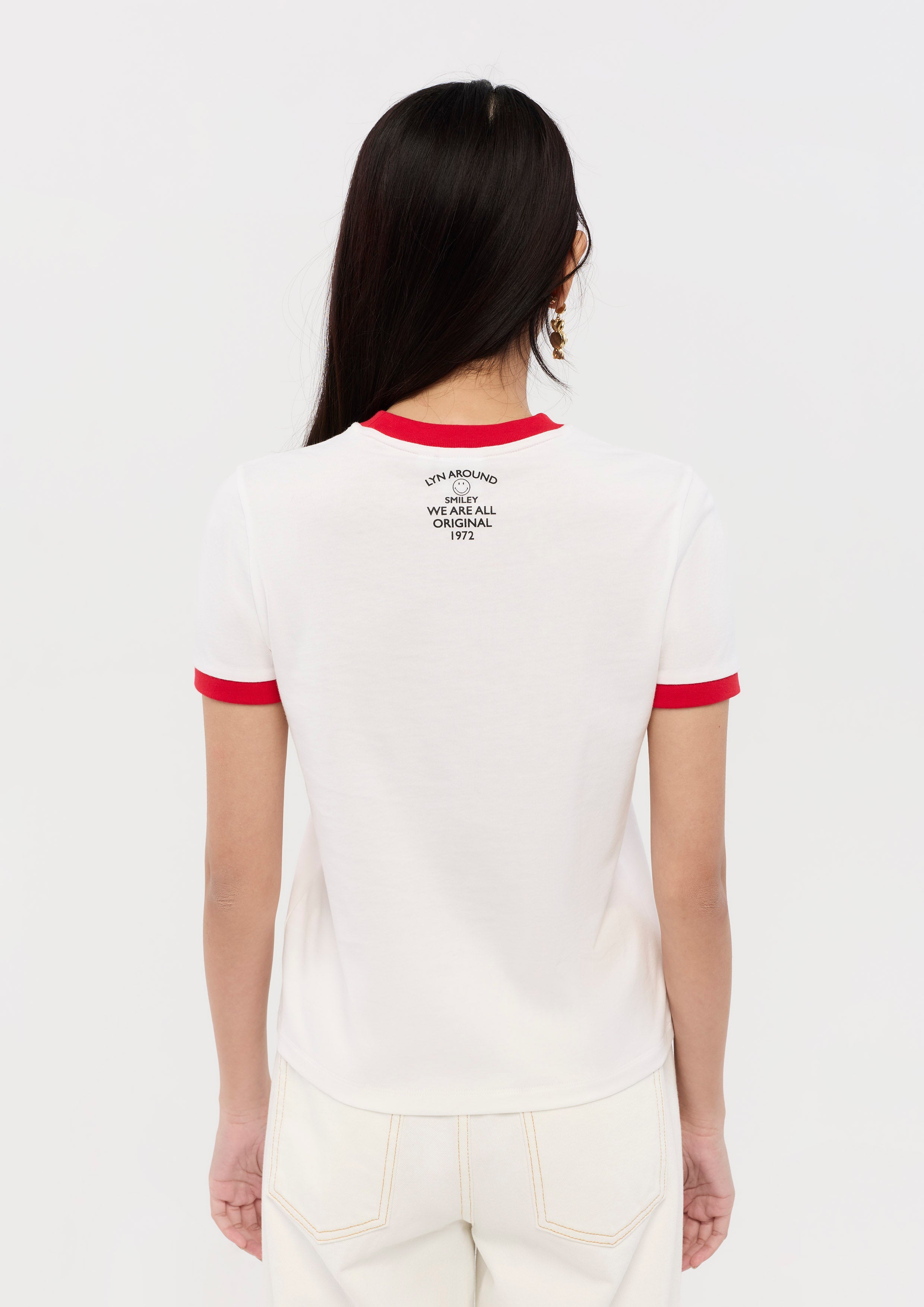 เสื้อยืดแขนสั้นพิมพ์ลายแต่งขอบคอนทราสต์ คอลเลกชัน Lyn around x SMILEY