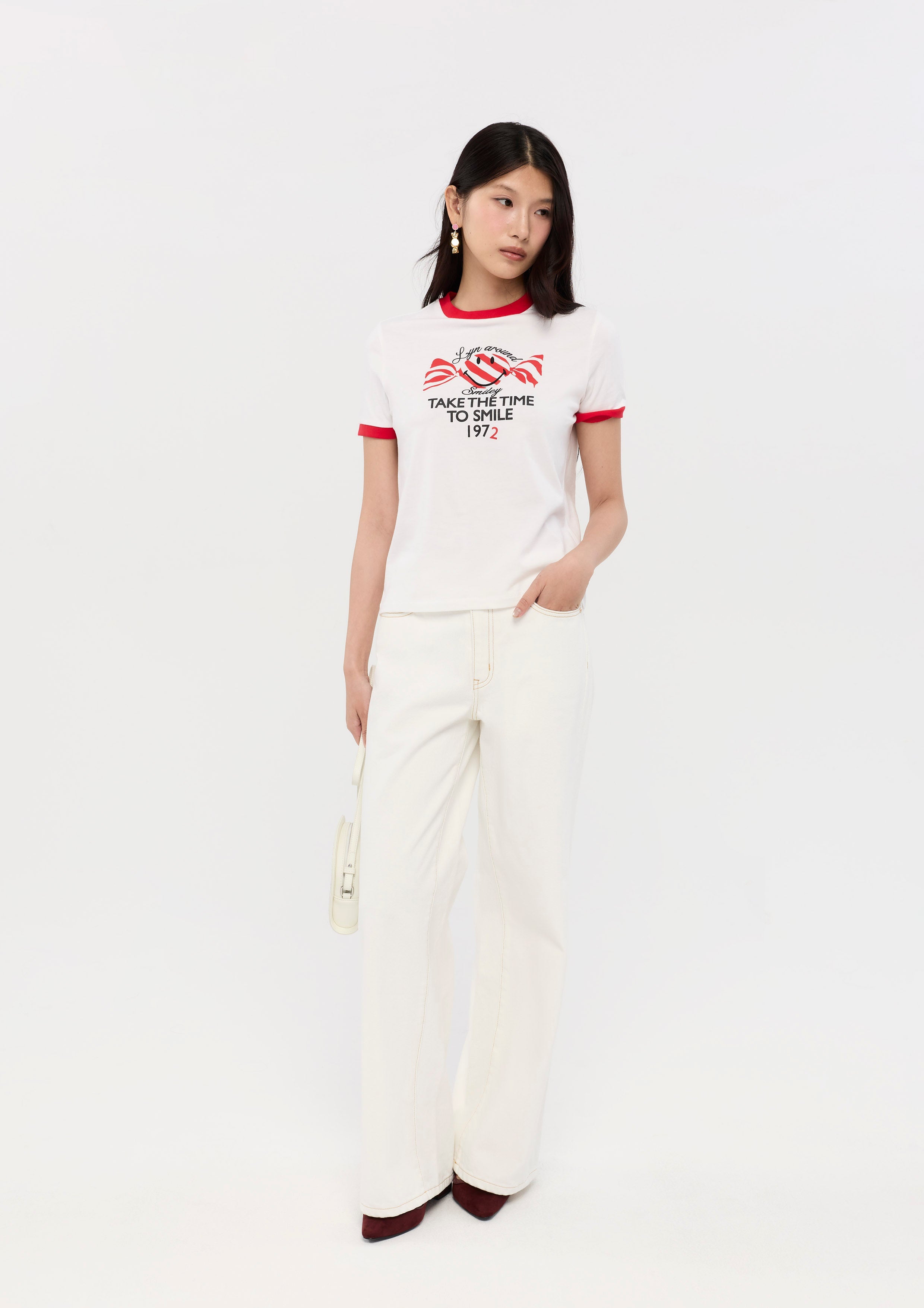 เสื้อยืดแขนสั้นพิมพ์ลายแต่งขอบคอนทราสต์ คอลเลกชัน Lyn around x SMILEY
