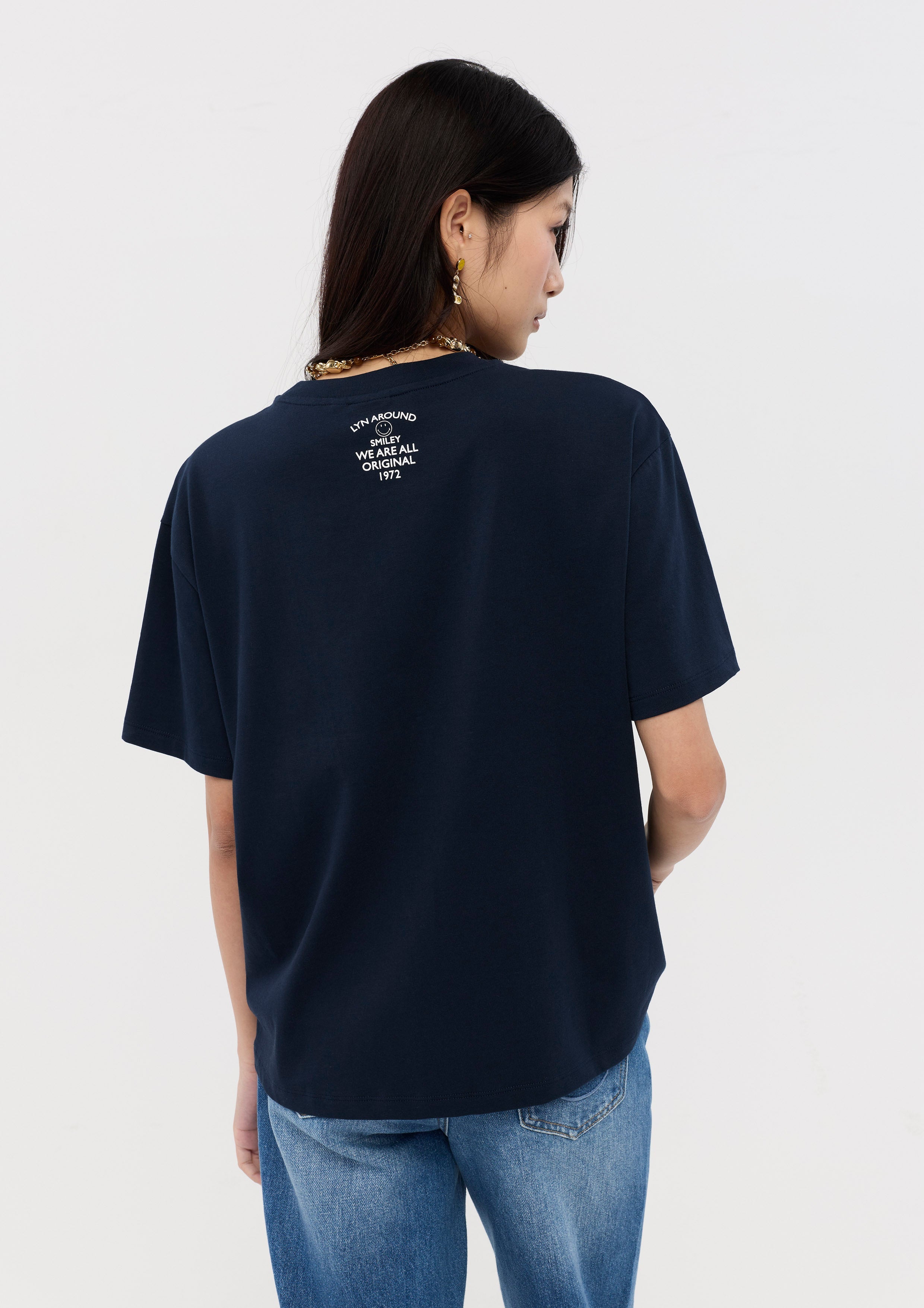 เสื้อยืดแขนสั้นพิมพ์ลายทรงรีแล็กซ์ คอลเลกชัน Lyn around x SMILEY
