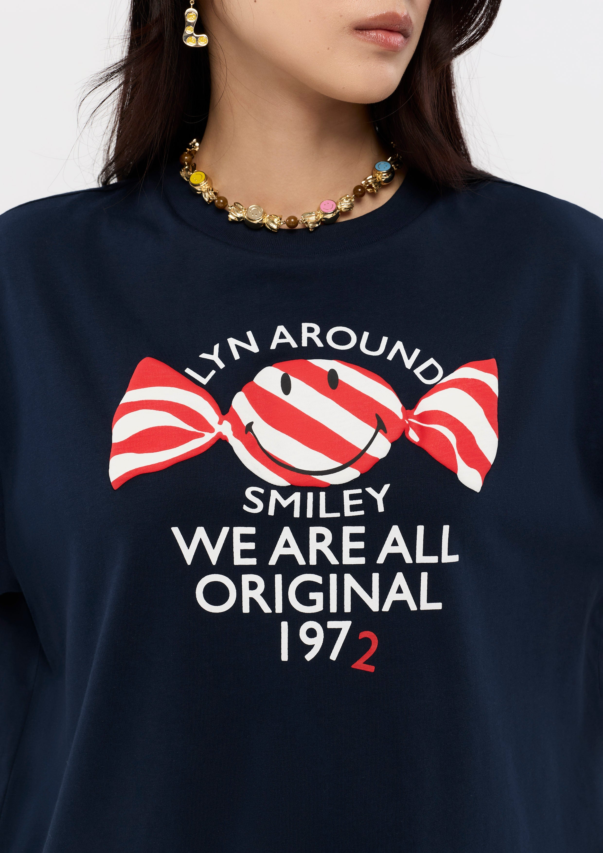 เสื้อยืดแขนสั้นพิมพ์ลายทรงรีแล็กซ์ คอลเลกชัน Lyn around x SMILEY