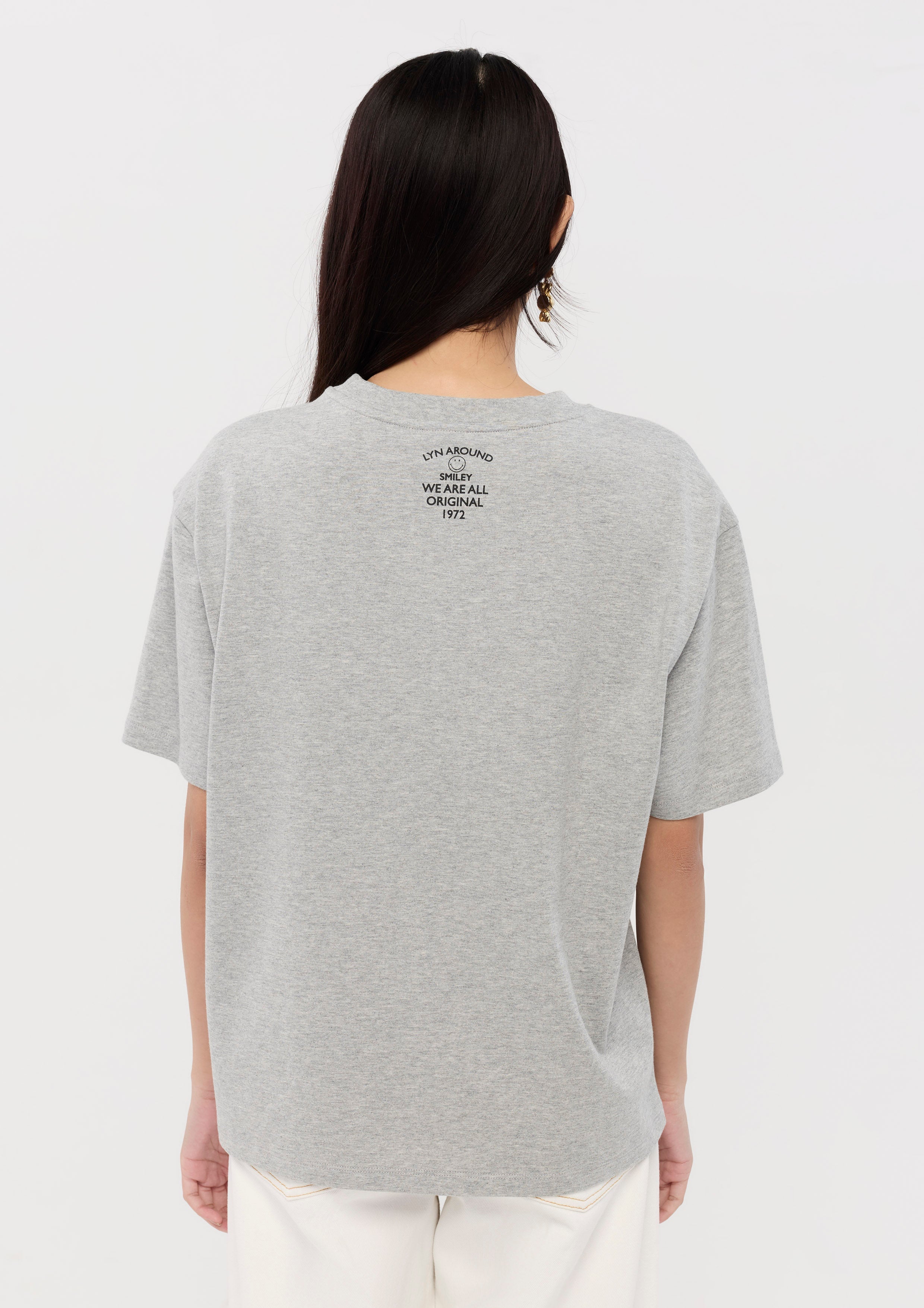 เสื้อยืดแขนสั้นพิมพ์ลายทรงรีแล็กซ์ คอลเลกชัน Lyn around x SMILEY