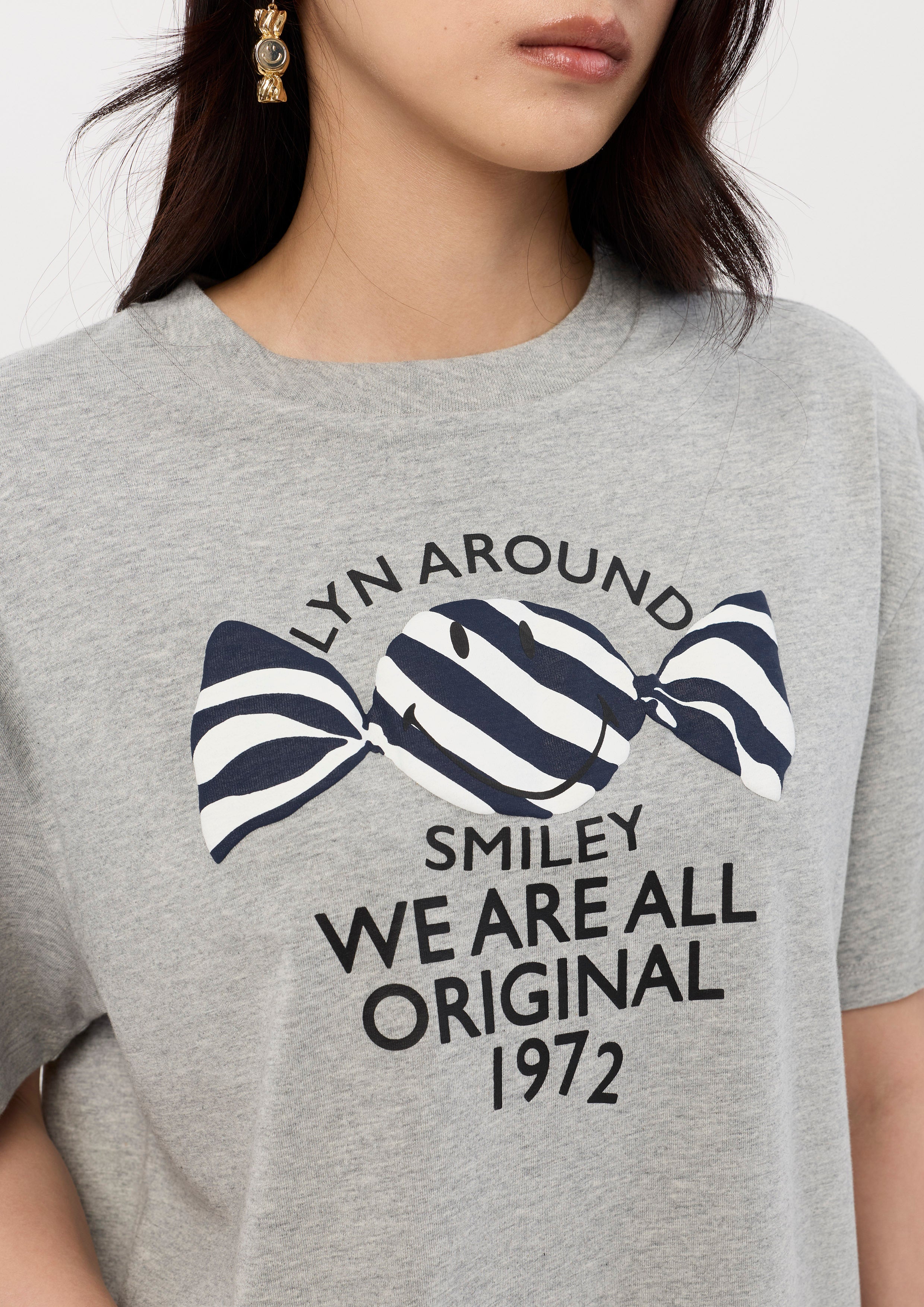 เสื้อยืดแขนสั้นพิมพ์ลายทรงรีแล็กซ์ คอลเลกชัน Lyn around x SMILEY