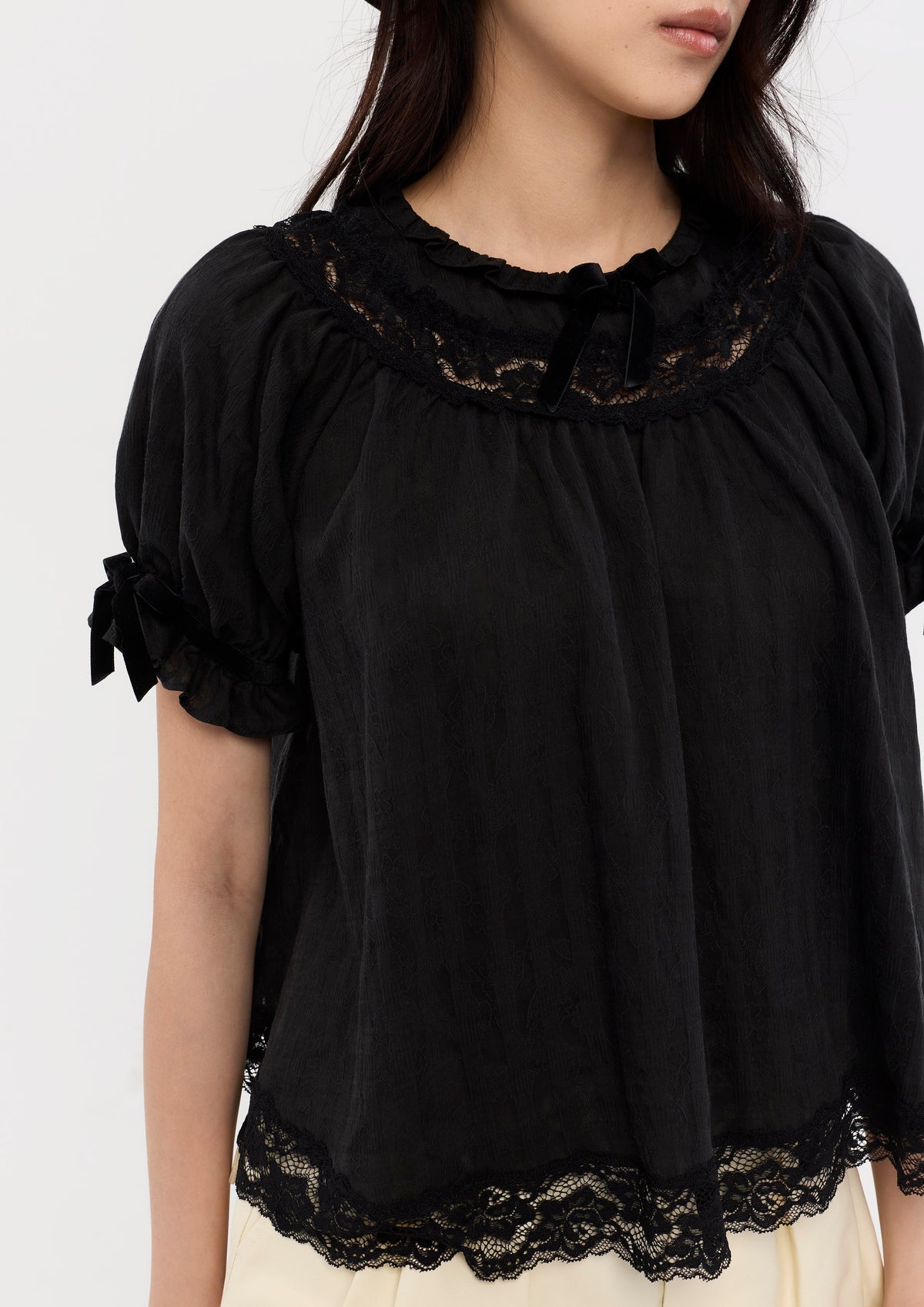 เสื้อเบลาส์ผ้าลูกไม้แขนสั้น คอลเลกชัน Nomad's Grace