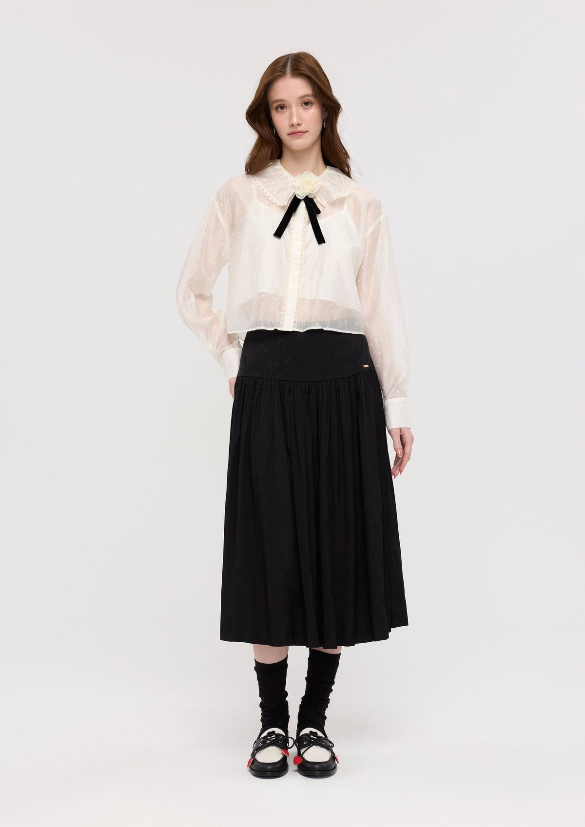 เสื้อเชิ้ตแขนยาวผ้าเชียร์ประดับแอพพลิเก้ดอกกุหลาบ คอลเลกชัน Garden Poetry