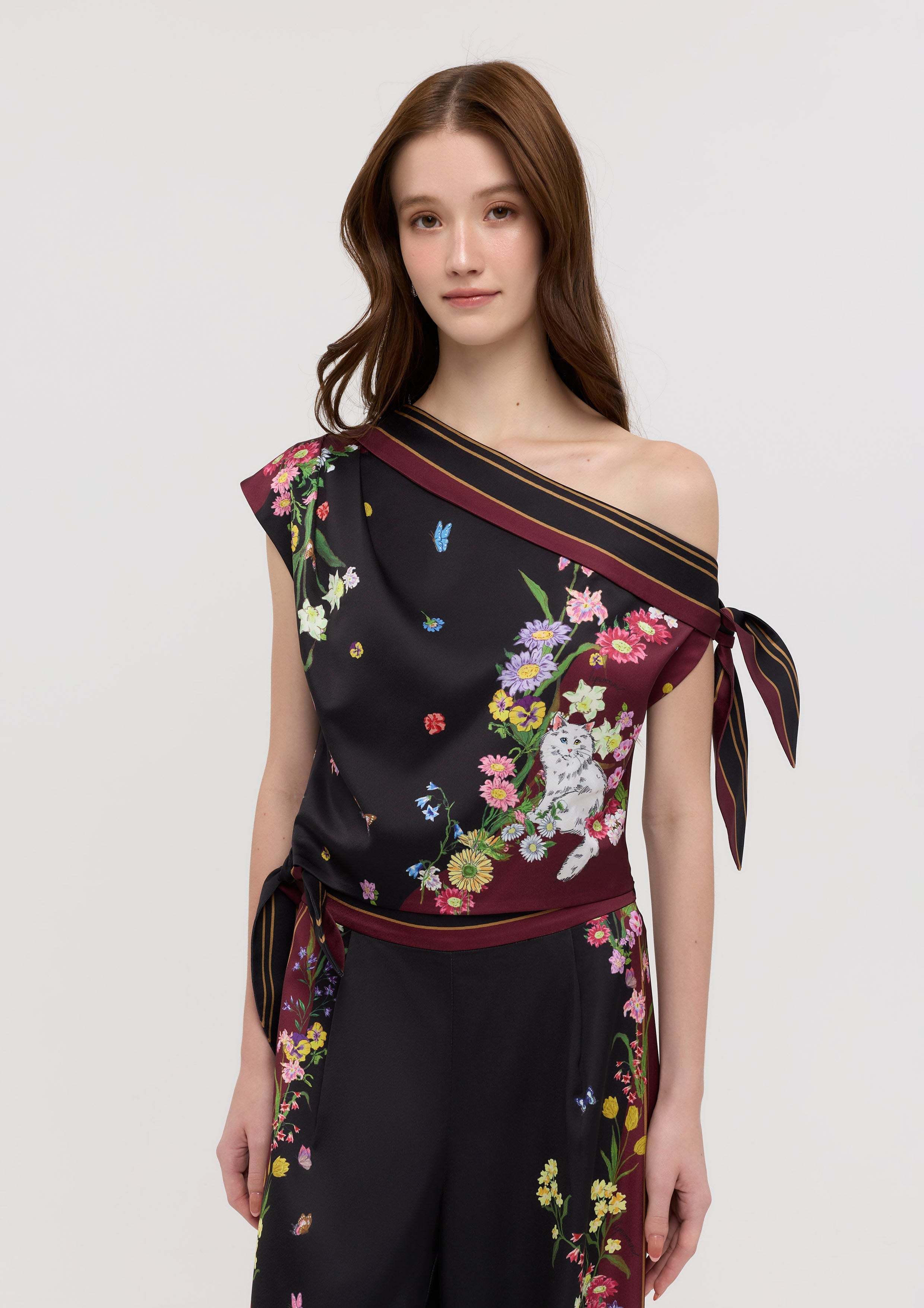 เสื้อปาดไหล่พิมพ์ลายดอกไม้ คอลเลกชัน Garden Poetry