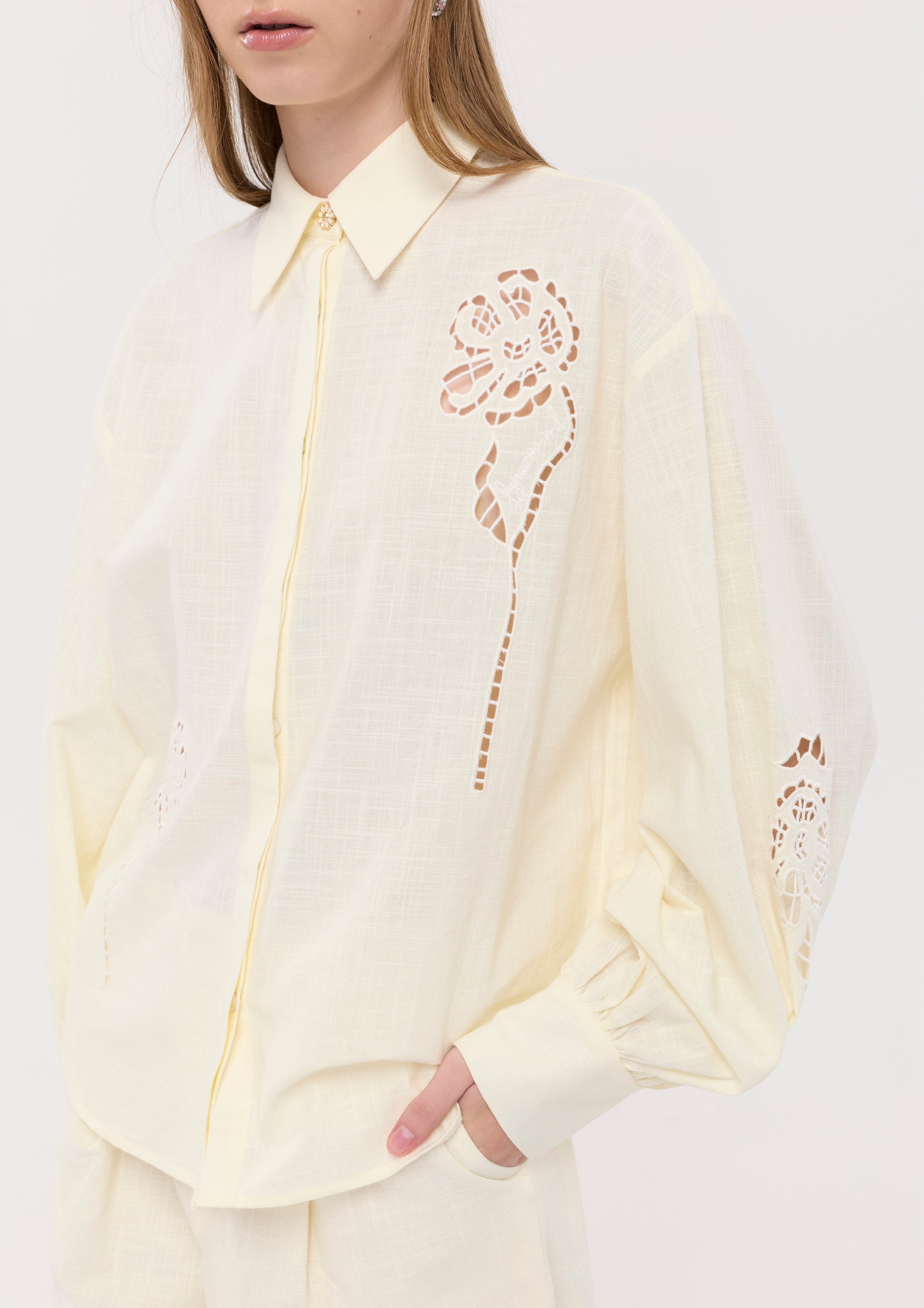 เสื้อเชิ้ตแขนยาวแต่งเลเซอร์คัตดอกไม้ คอลเลกชัน Garden Poetry