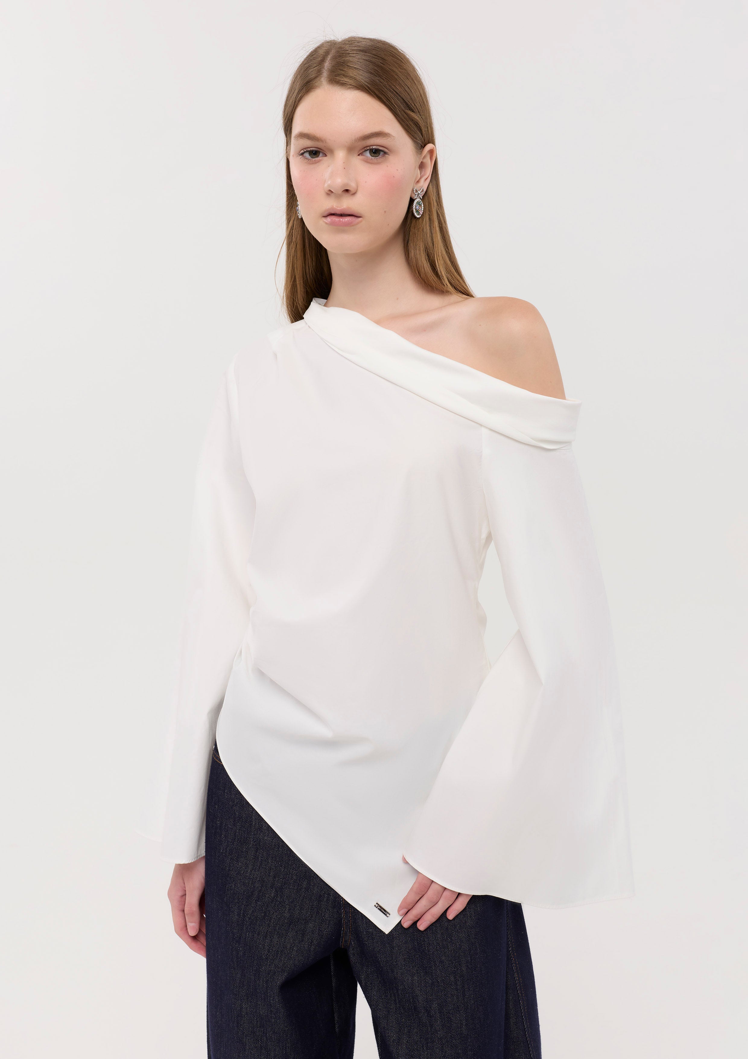 เสื้อเบลาส์ปาดไหล่แขนยาว คอลเลกชัน La Femme Demure