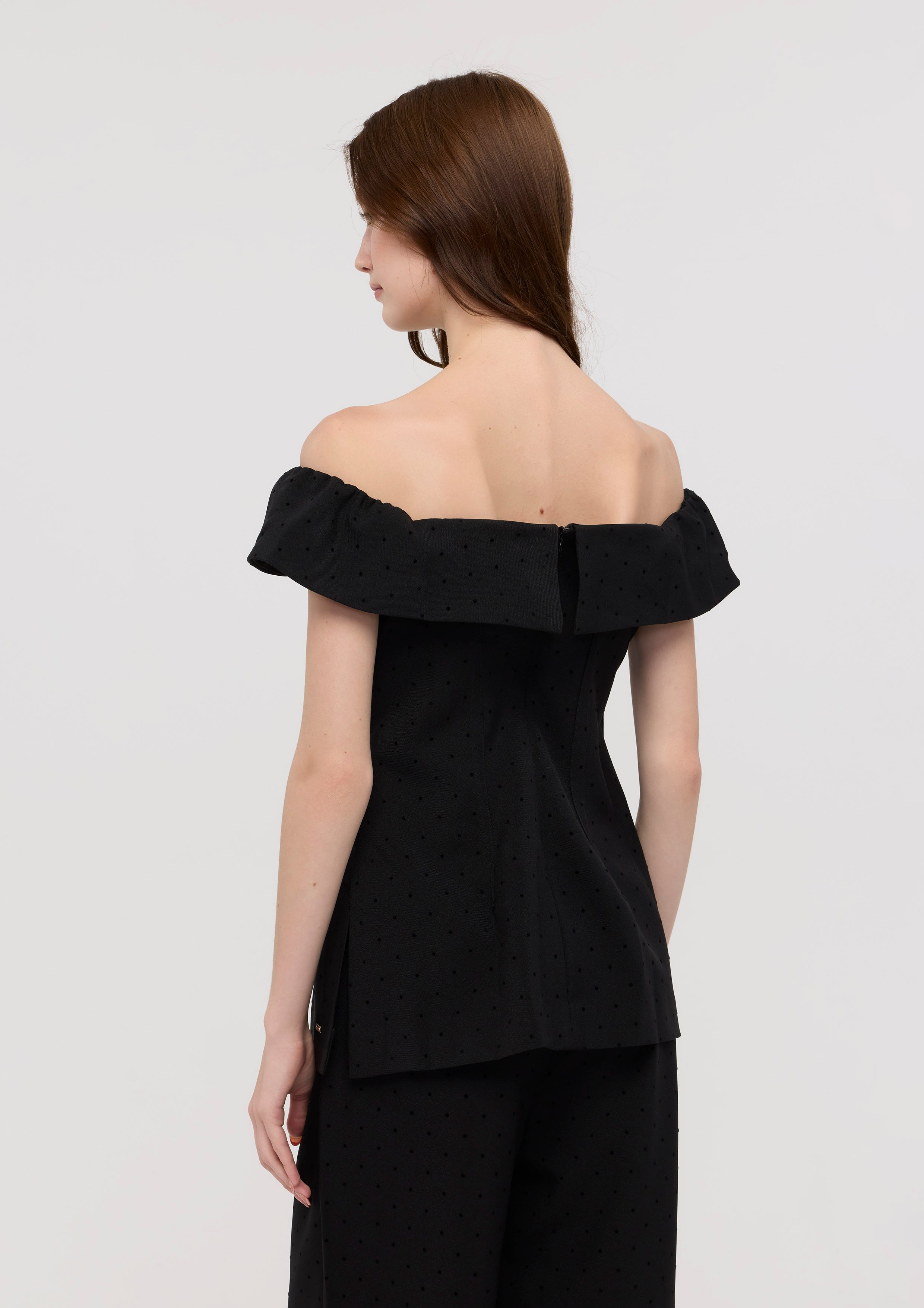 เสื้อเปิดไหล่ปักลายโพลกาดอท คอลเลกชัน Garden Poetry