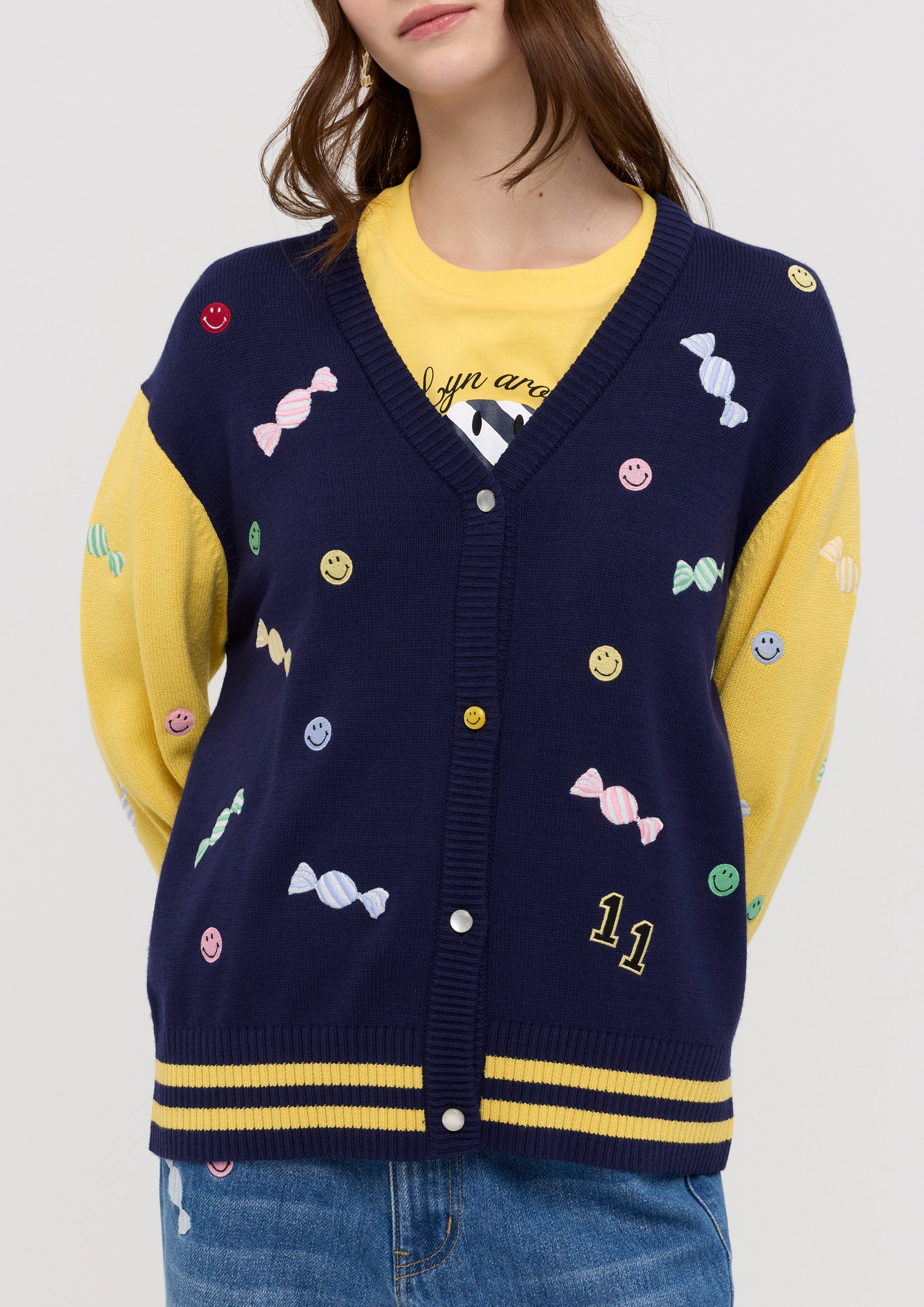 เสื้อคาร์ดิแกนปักลาย คอลเลกชัน Lyn around x SMILEY