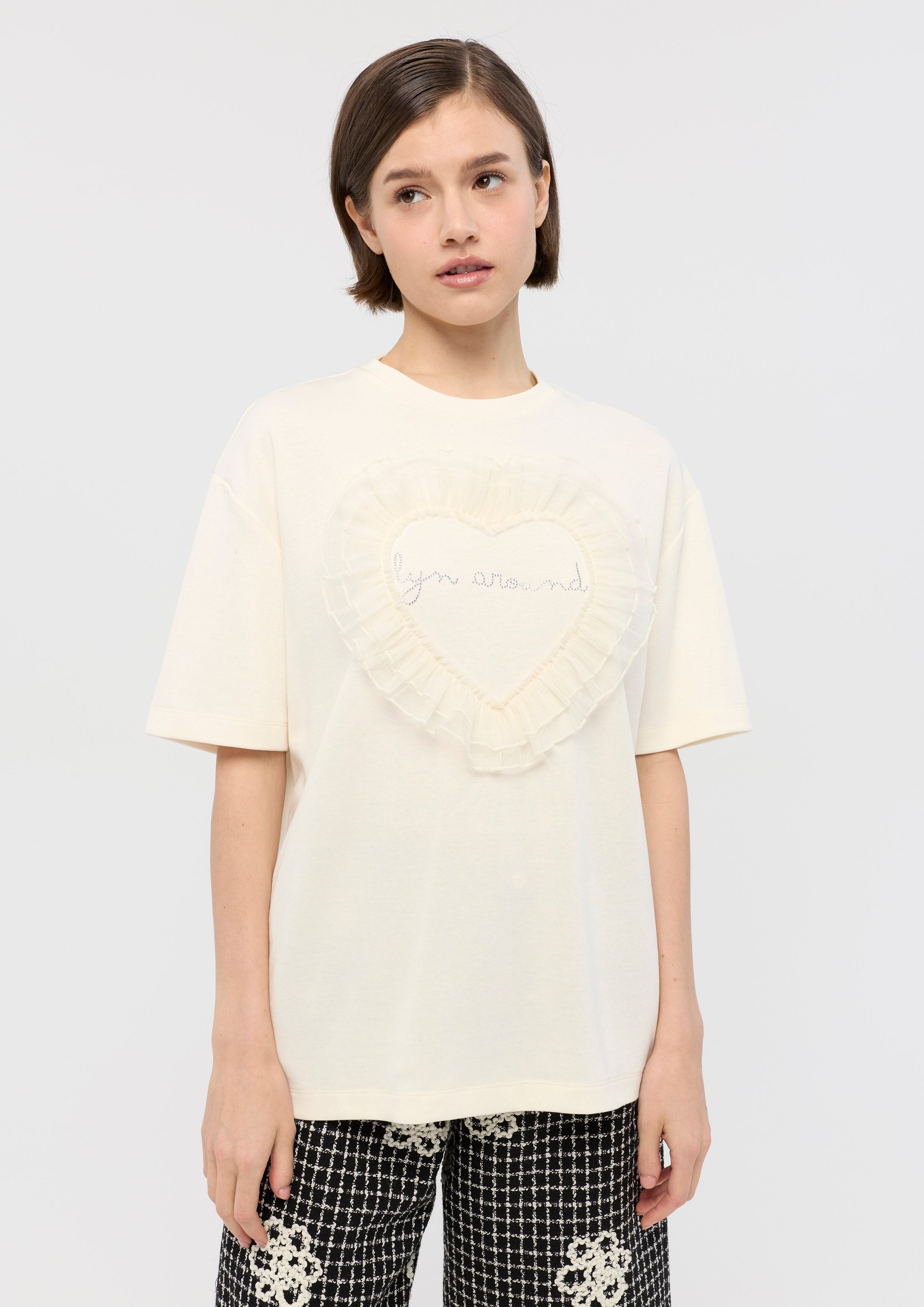 เสื้อยืดแขนสั้นแต่งโลโก้และระบายโมทีฟหัวใจ คอลเลกชัน Mon Petit Ruban