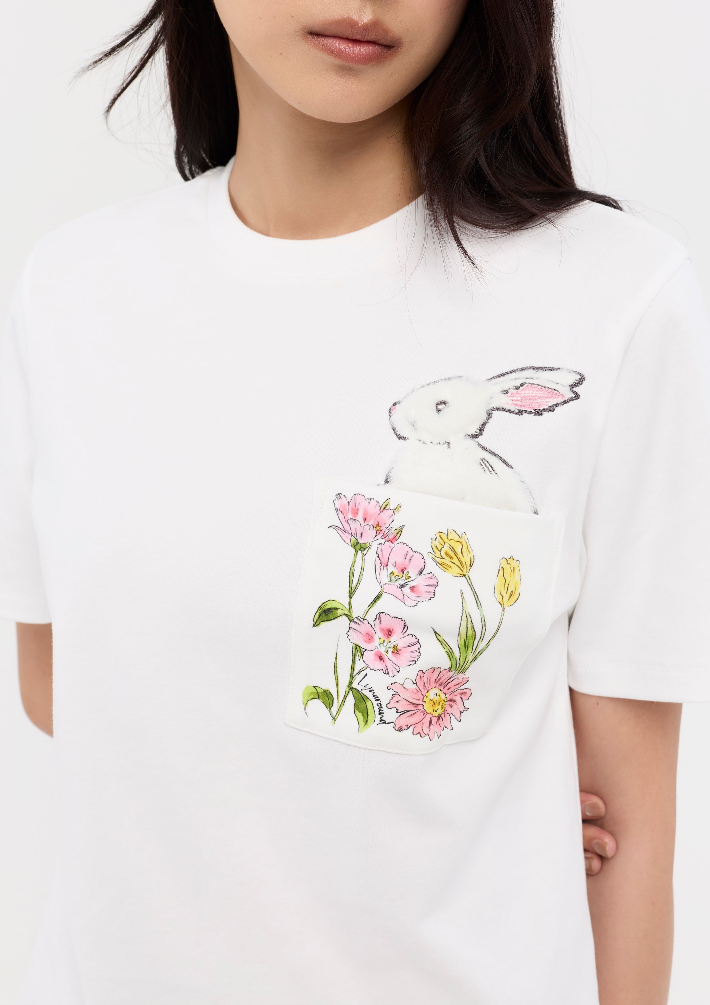 เสื้อยืดแขนสั้นพิมพ์ลายแต่งกระเป๋าหน้าอก คอลเลกชัน Garden Poetry