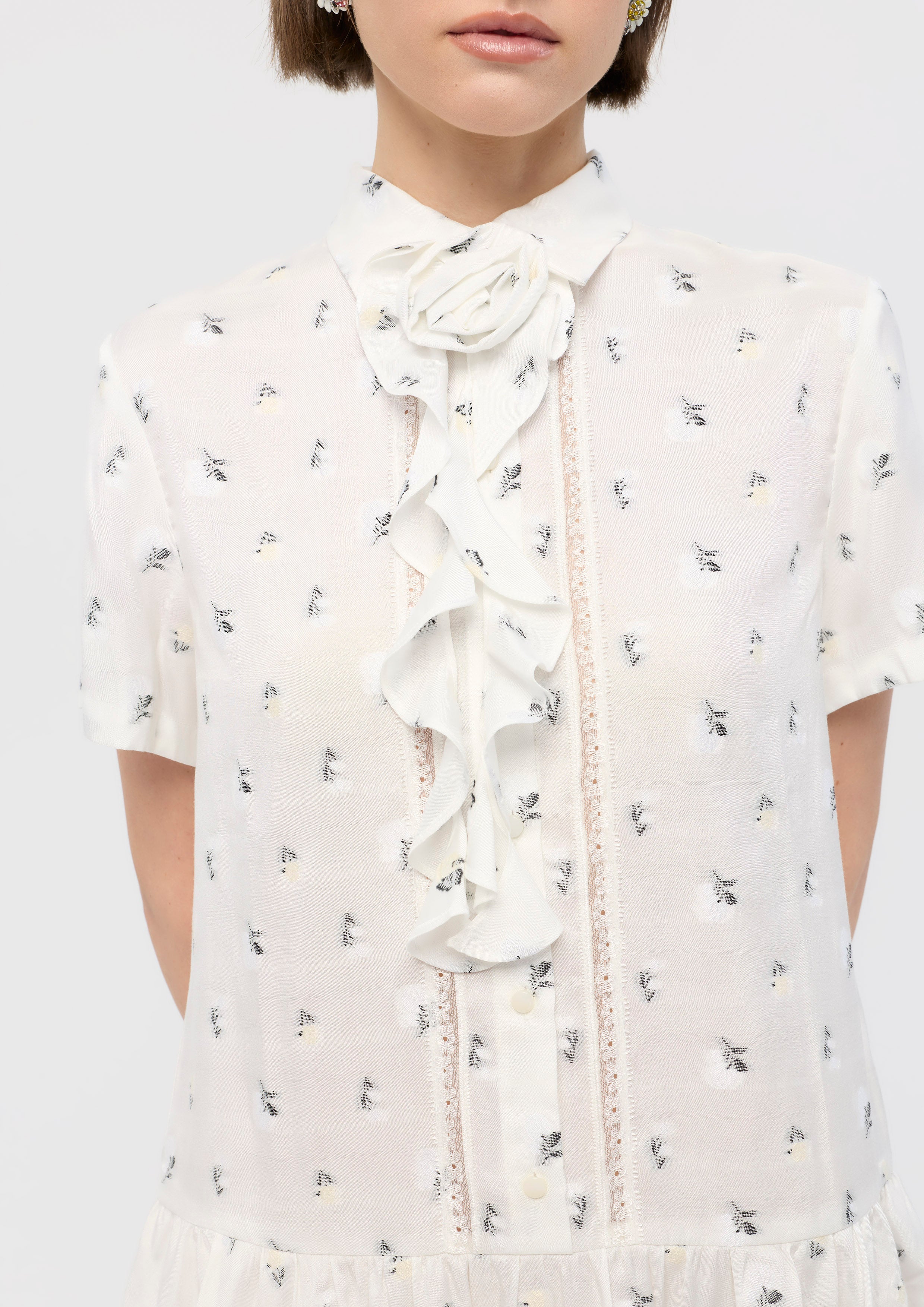 เดรสสั้นปักลายคอเสื้อแต่งแอพพลิเก้ดอกกุหลาบ คอลเลกชัน Mon Petit Ruban