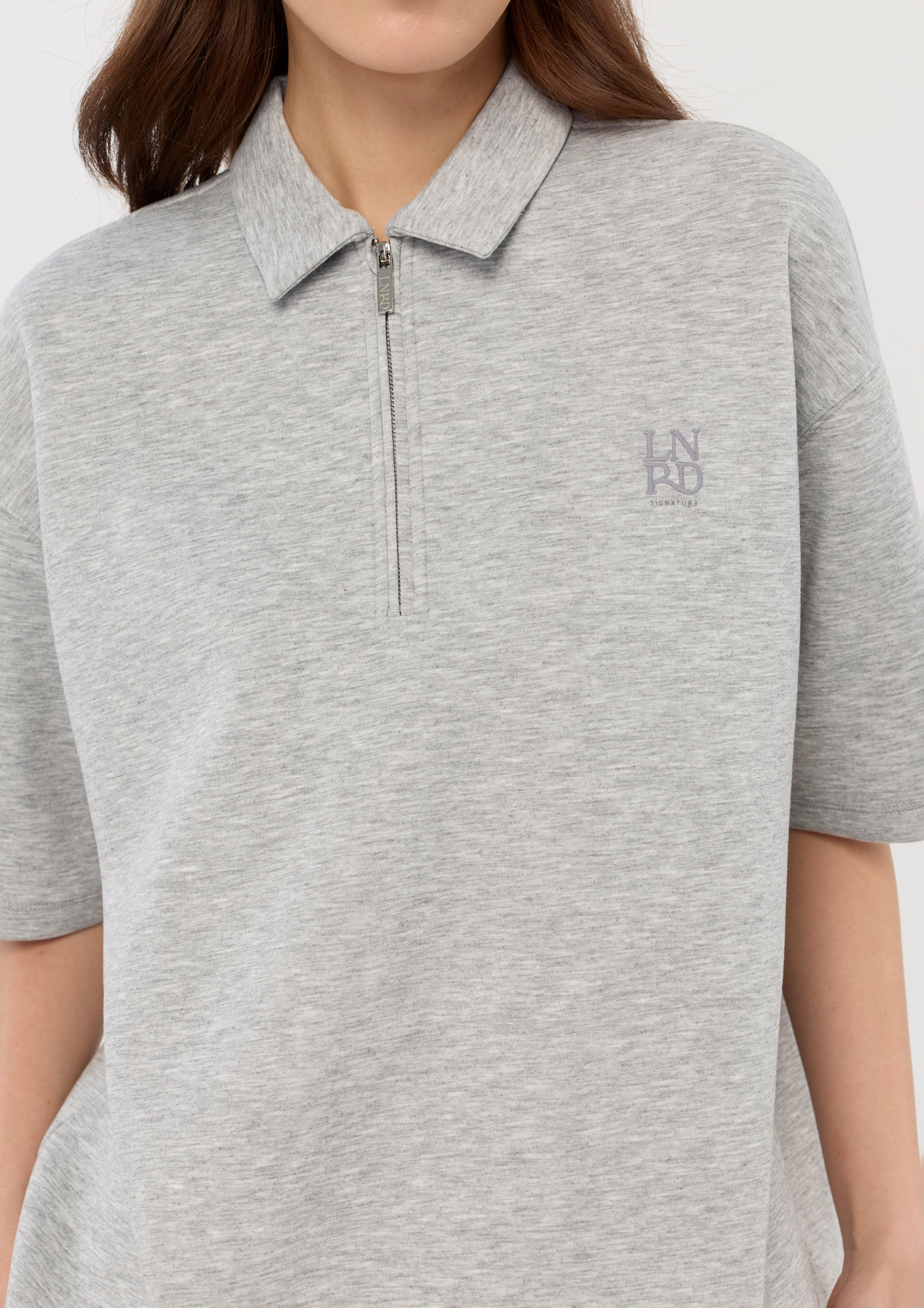 เสื้อแขนสั้นแต่งซิปปักโลโก้ คอลเลกชัน LNRD Signature