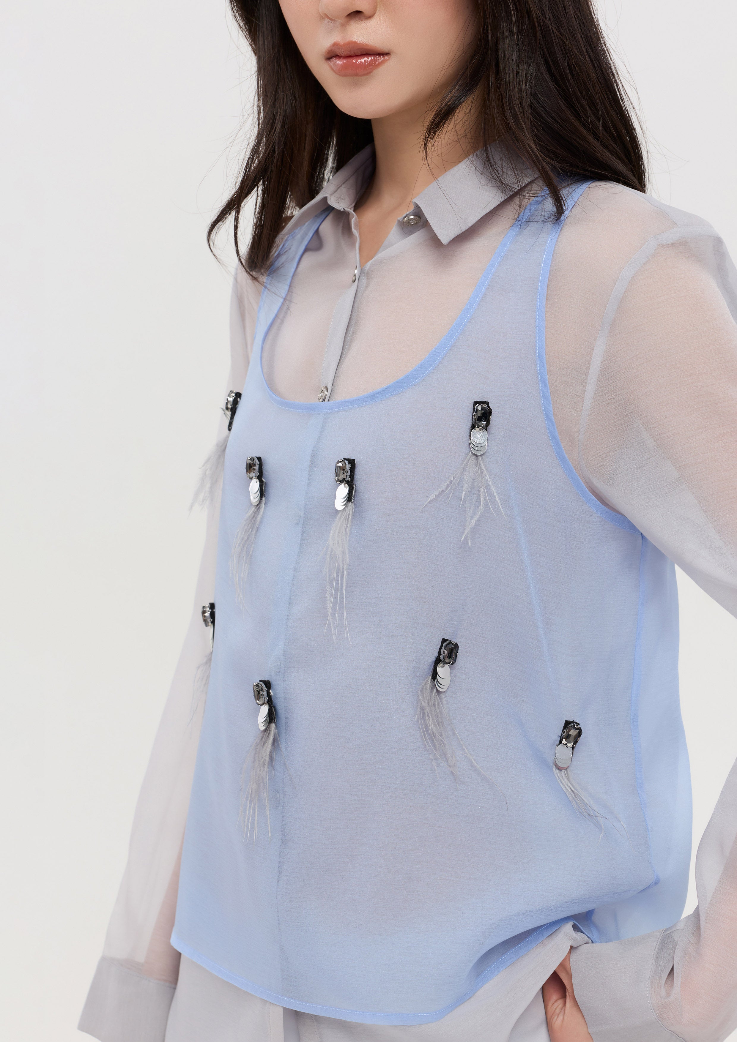 เสื้อเชิ้ตเลเยอร์ผ้าเชียร์แต่งเหลื่อมและพู่ขนนก คอลเลกชัน Pristine Blue Sky