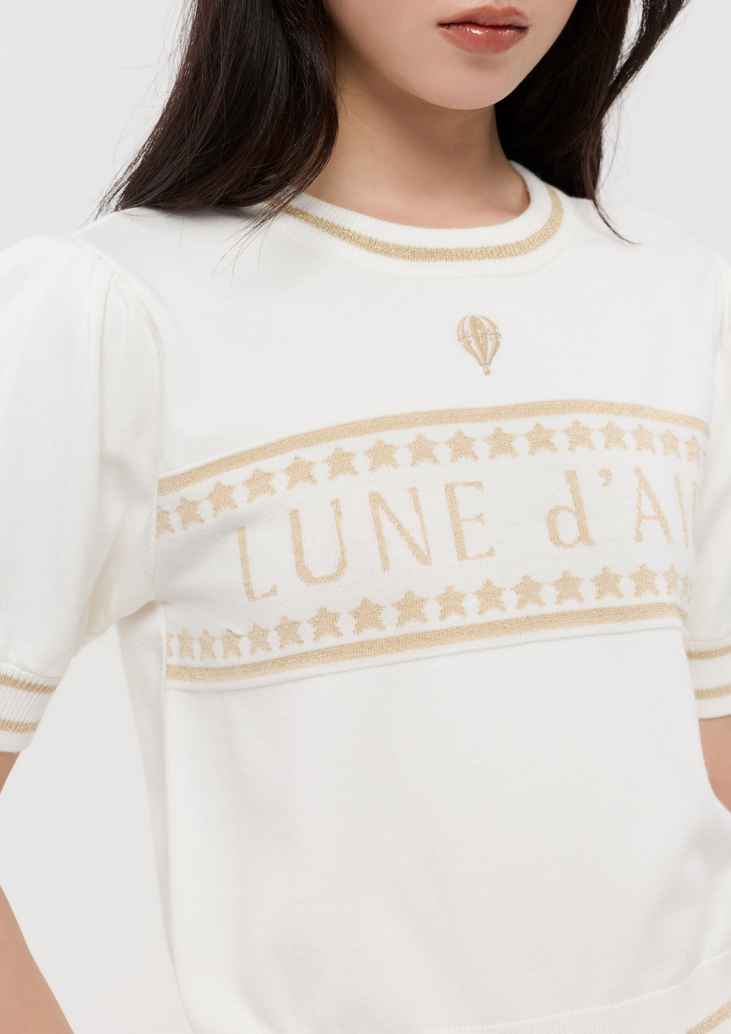 เสื้อนิตแขนสั้นปักลายตัวอักษร คอลเลกชัน Lune d'Air
