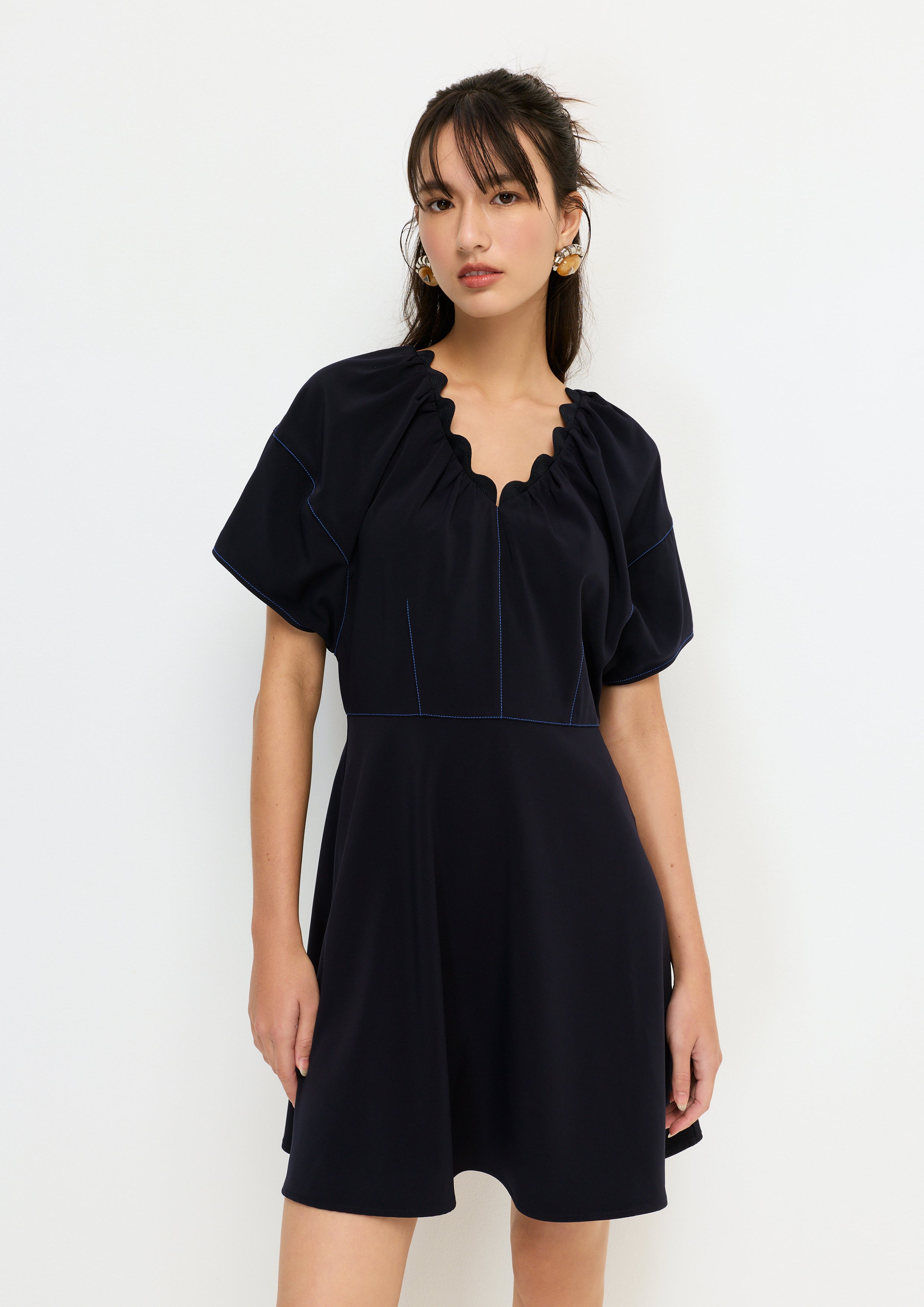 เดรสสั้นคอเสื้อวี คอลเลกชัน Crystaline