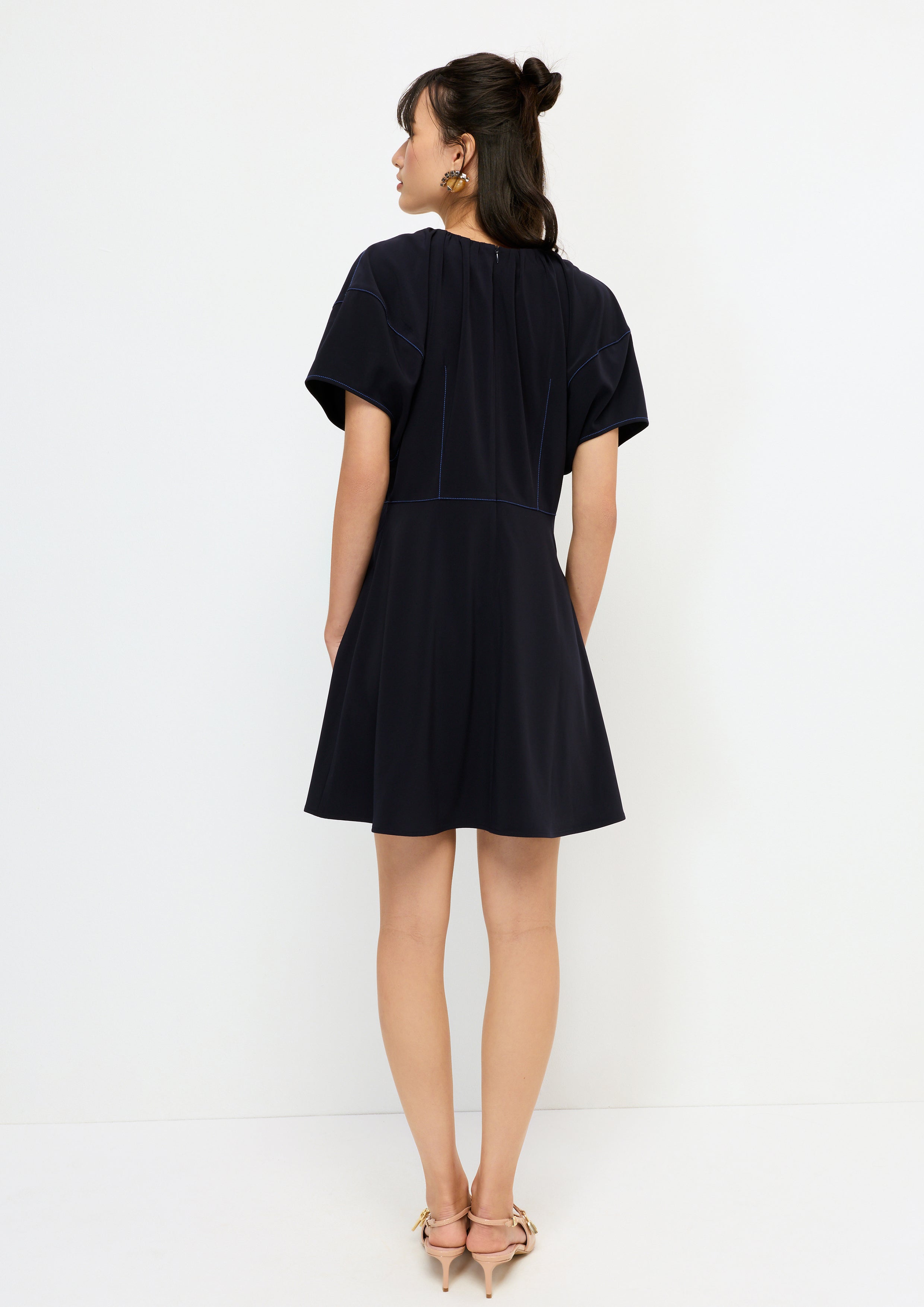 เดรสสั้นคอเสื้อวี คอลเลกชัน Crystaline