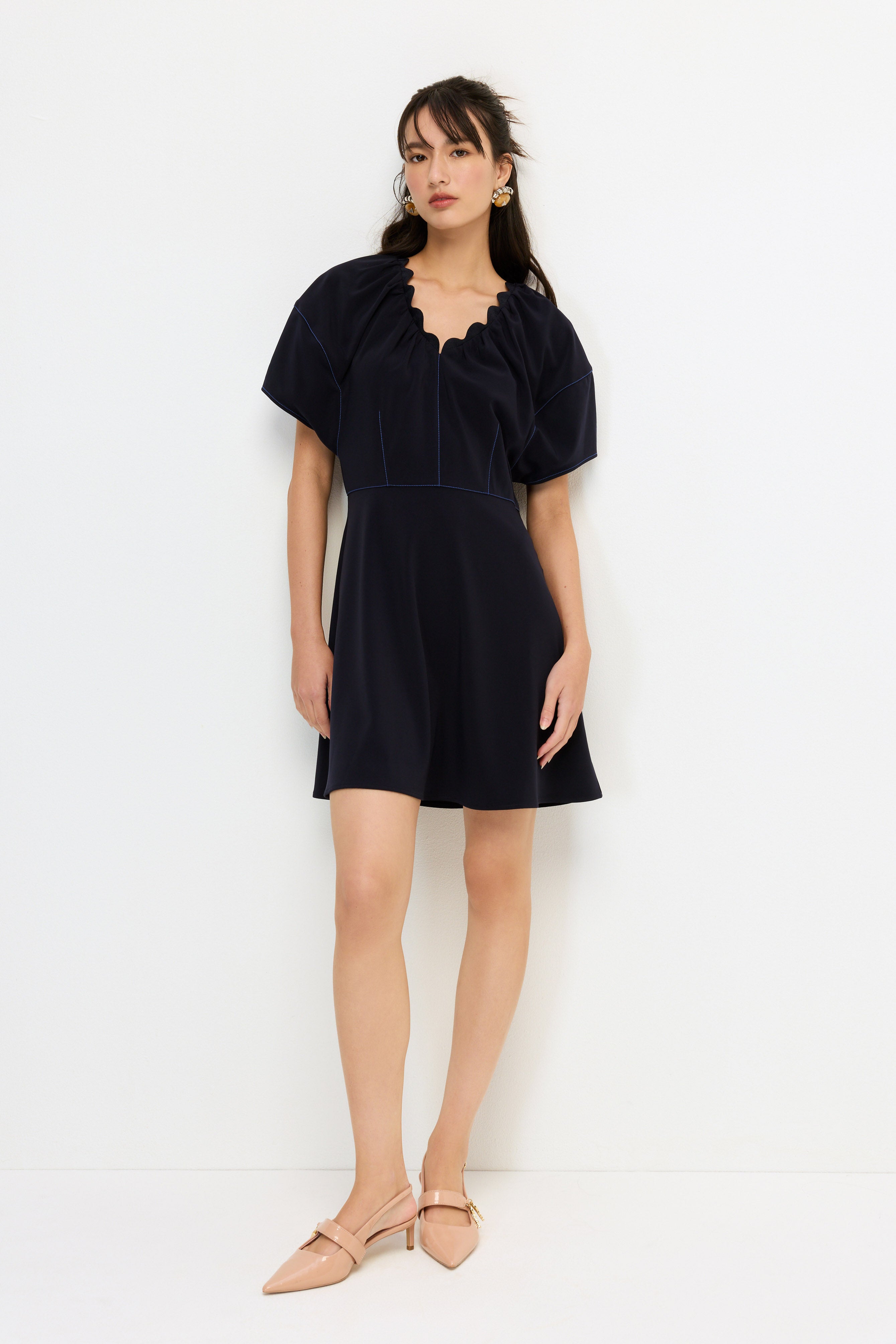 เดรสสั้นคอเสื้อวี คอลเลกชัน Crystaline