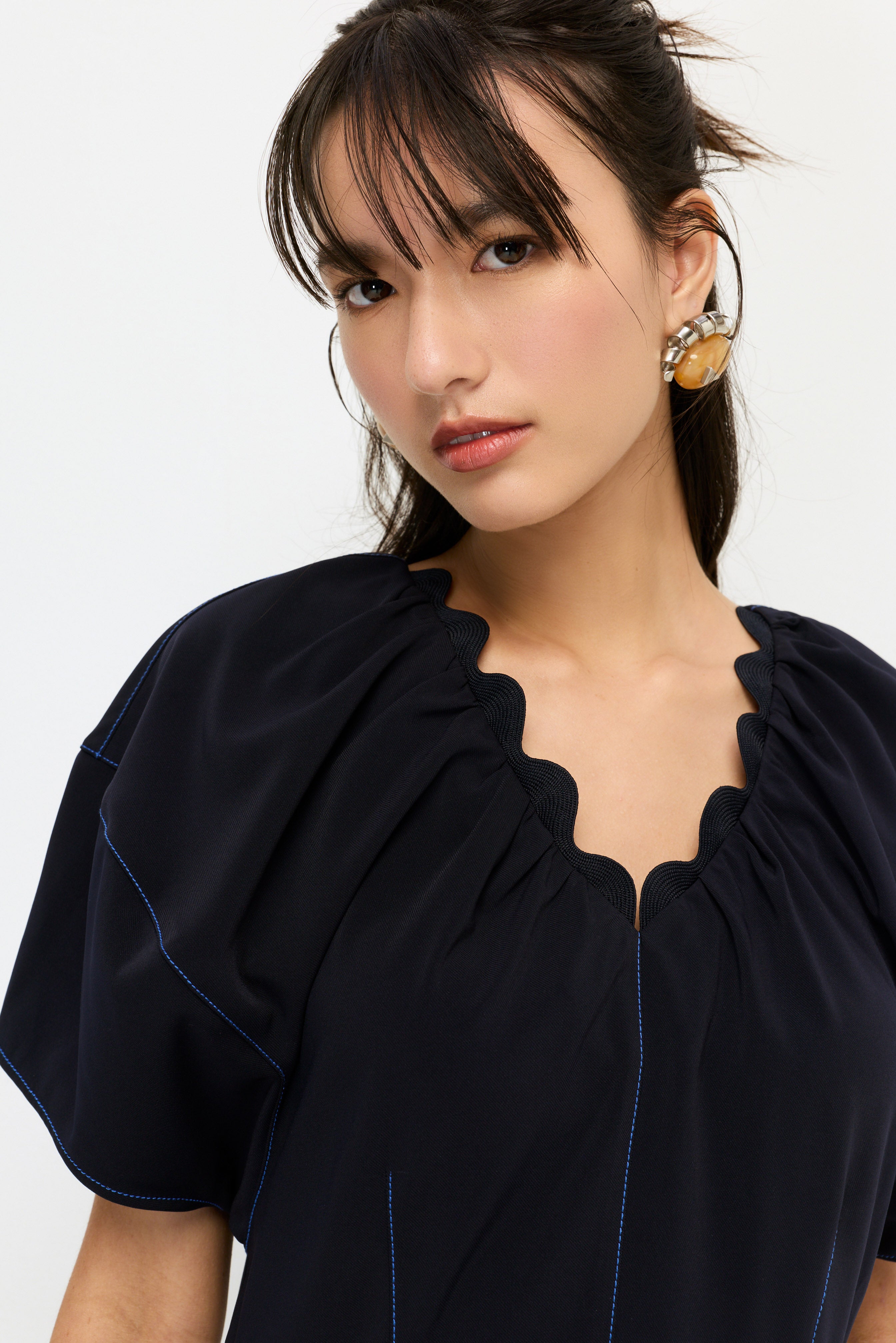 เดรสสั้นคอเสื้อวี คอลเลกชัน Crystaline