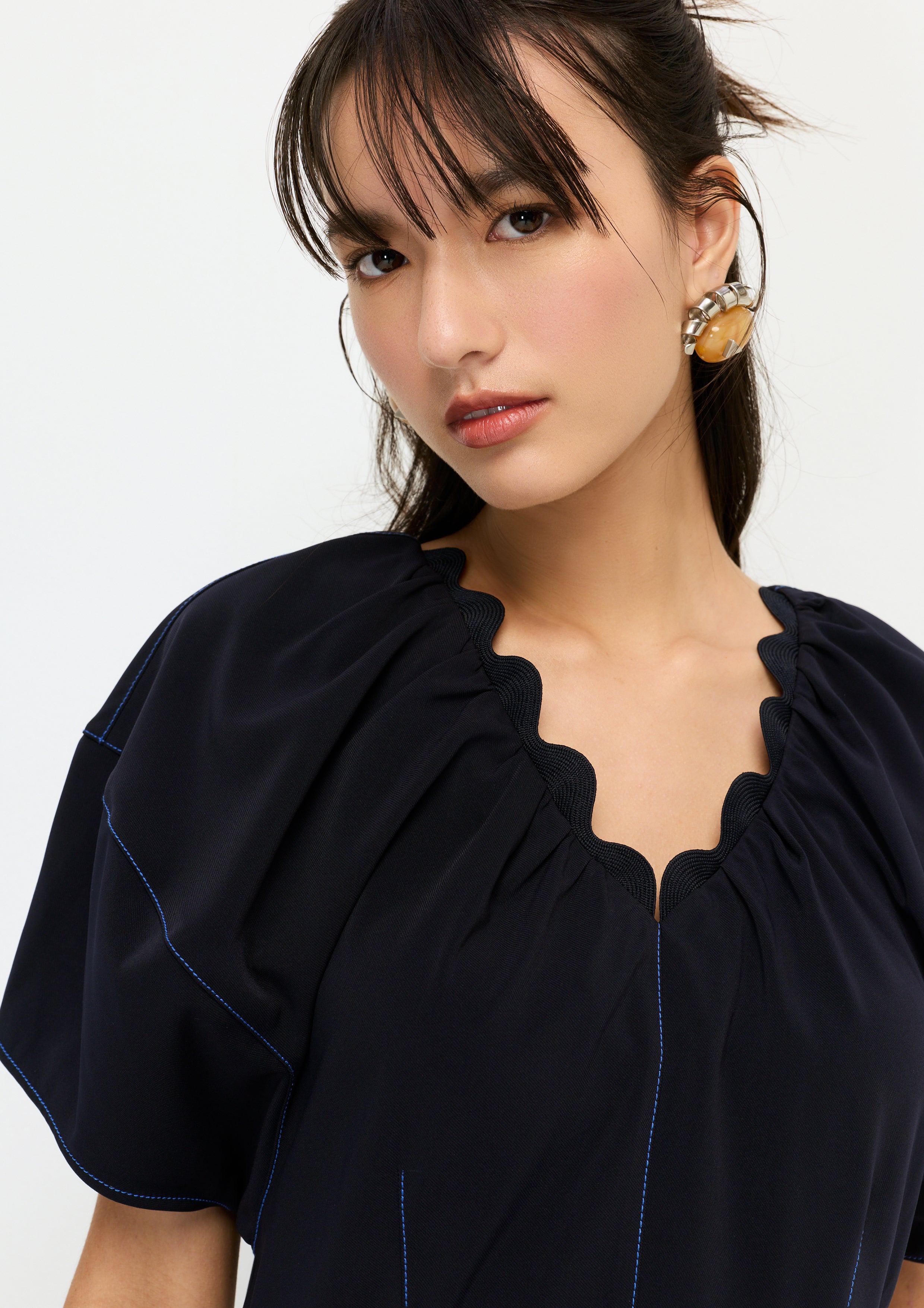 เดรสสั้นคอเสื้อวี คอลเลกชัน Crystaline