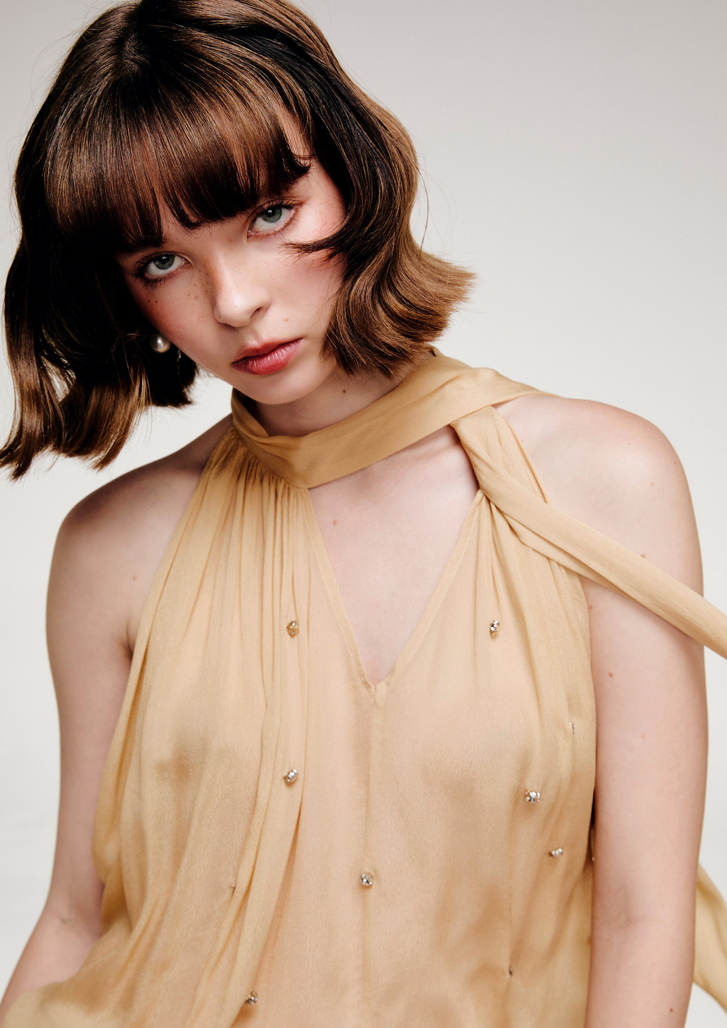 เสื้อแขนกุดแต่งคริสตัลคอเสื้อผูกโบ คอลเลกชัน Reviere