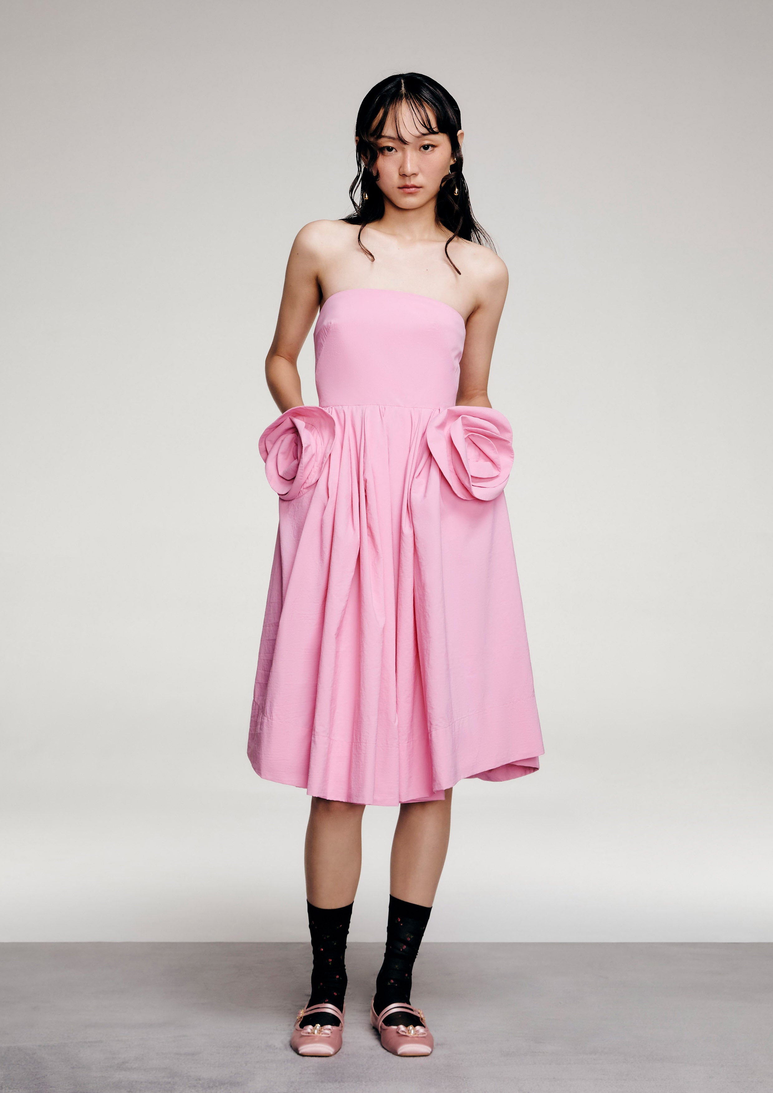 เดรสเกาะอกแต่งดอกกุหลาบ คอลเลกชัน Reviere