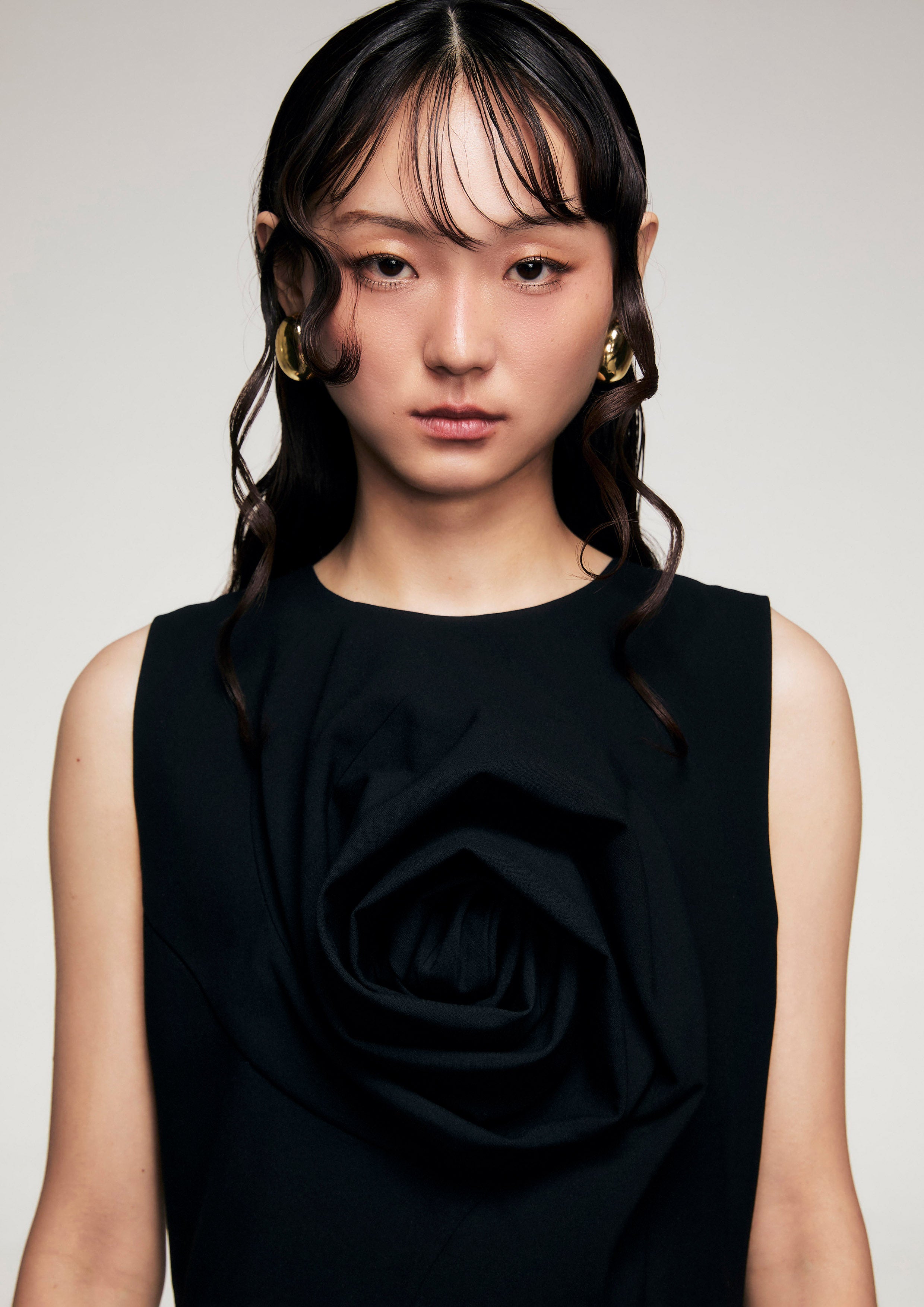 เดรสสั้นแขนกุดแต่งดอกกุหลาบ คอลเลกชัน Reviere