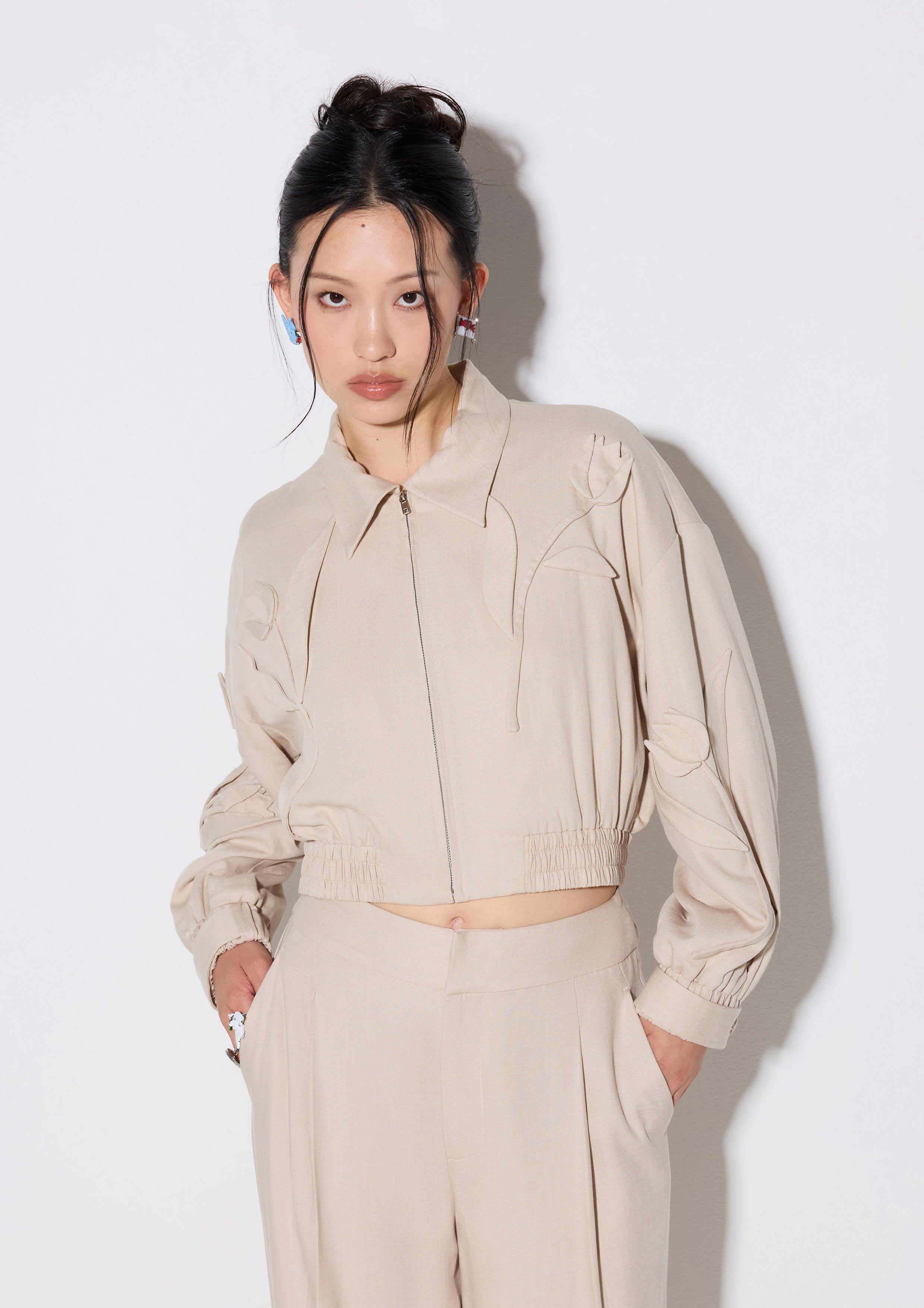 เสื้อแจ็คเก็ตครอปแต่งดอกไม้ คอลเลกชัน Weekender