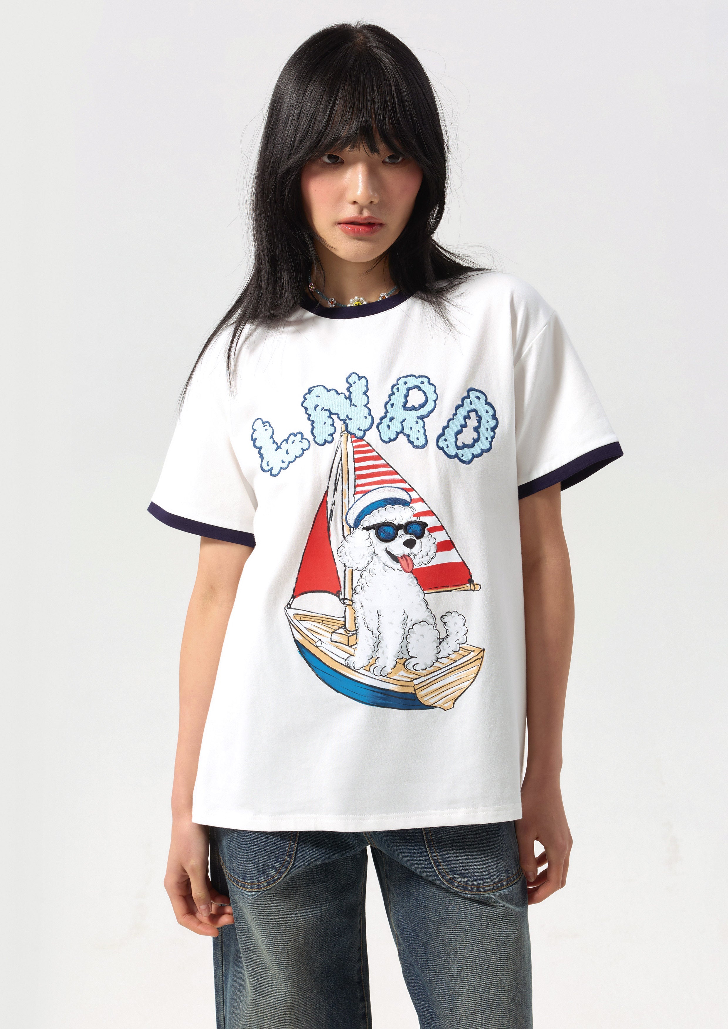 เสื้อยืดแขนสั้นพิมพ์ลายขอบสีคอนทราสต์ คอลเลกชัน Califonia Yacht Club