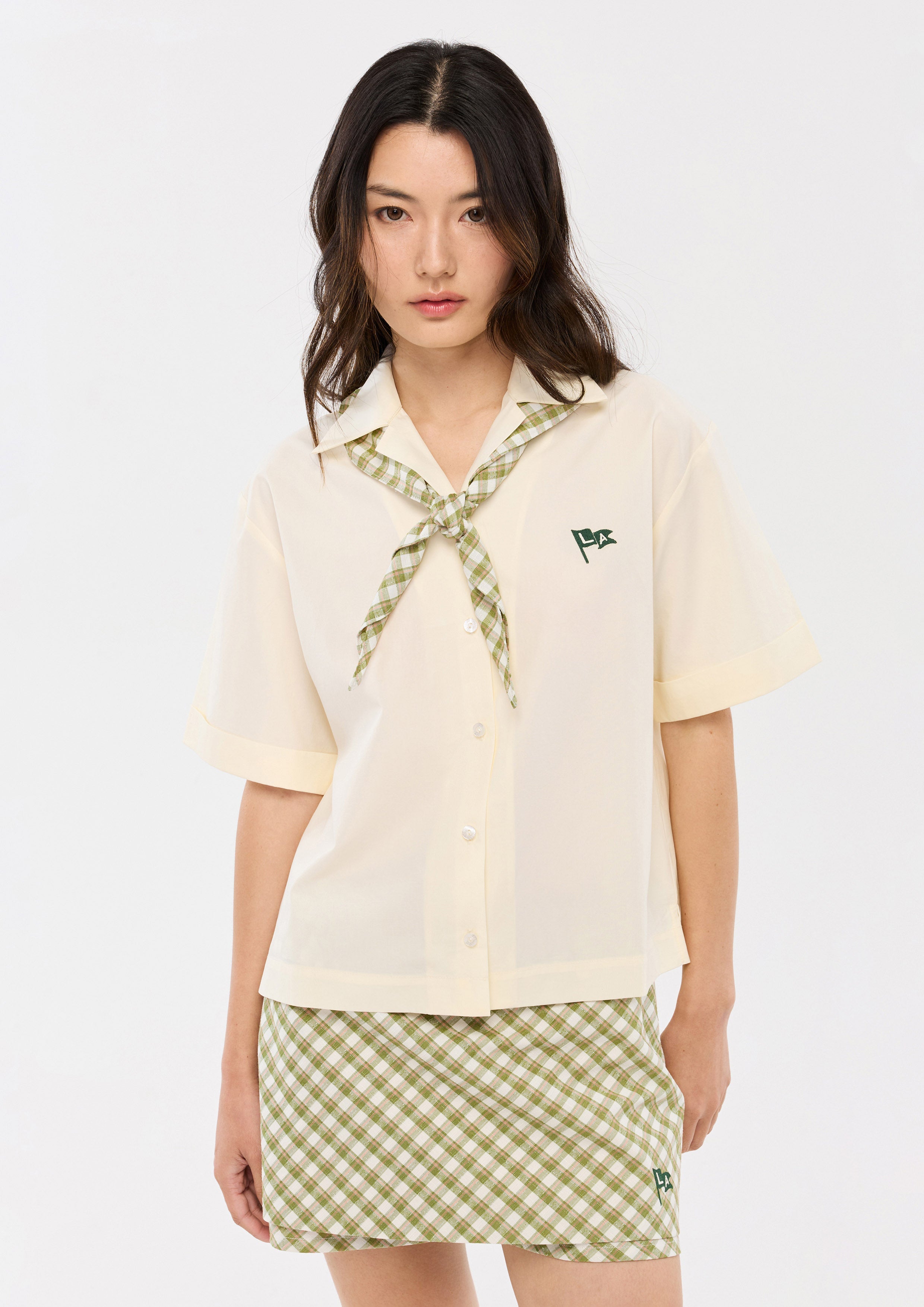 เสื้อเชิ้ตแขนสั้นพร้อมผ้าพันคอลายตาราง คอลเลกชัน Camp Diary