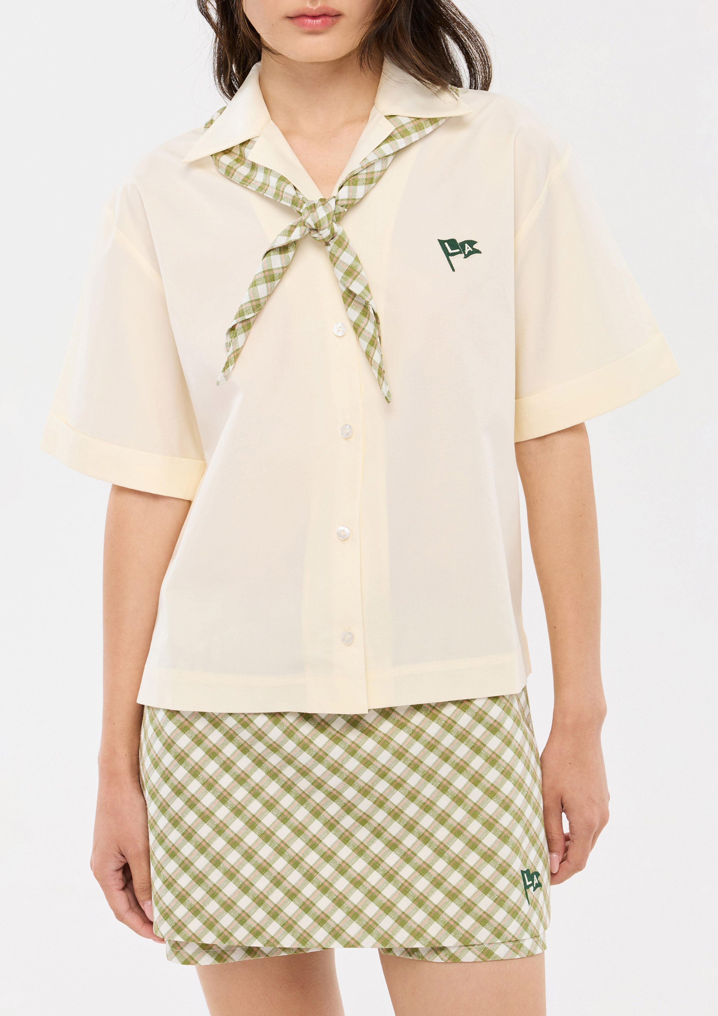 เสื้อเชิ้ตแขนสั้นพร้อมผ้าพันคอลายตาราง คอลเลกชัน Camp Diary