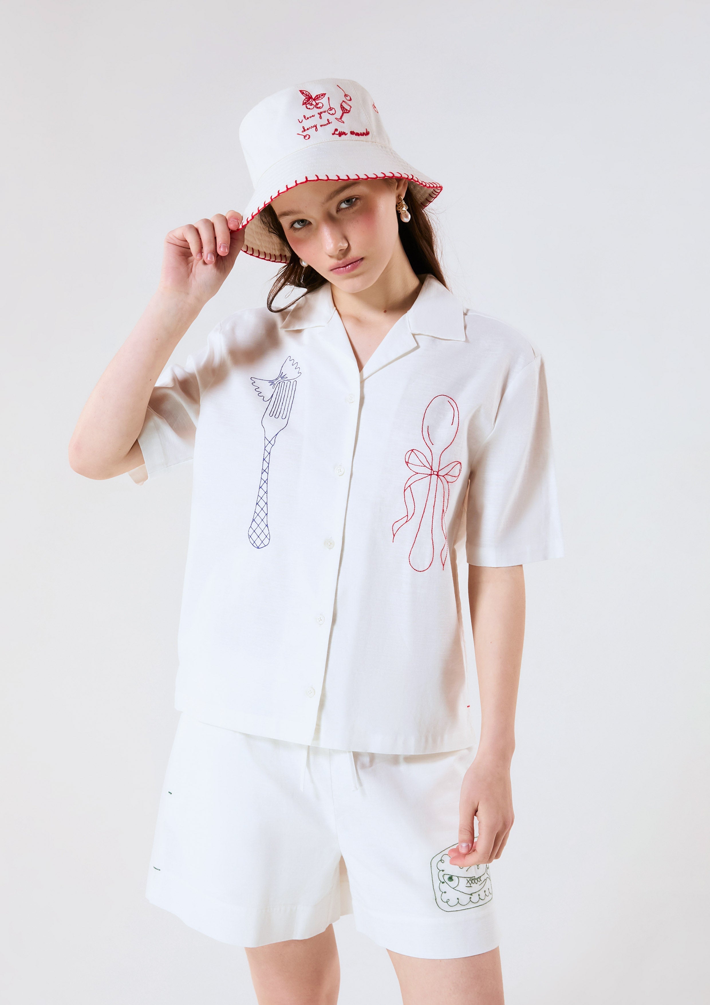 เสื้อเชิ้ตแขนสั้นปักลาย คอลเลกชัน Chasing the Sun