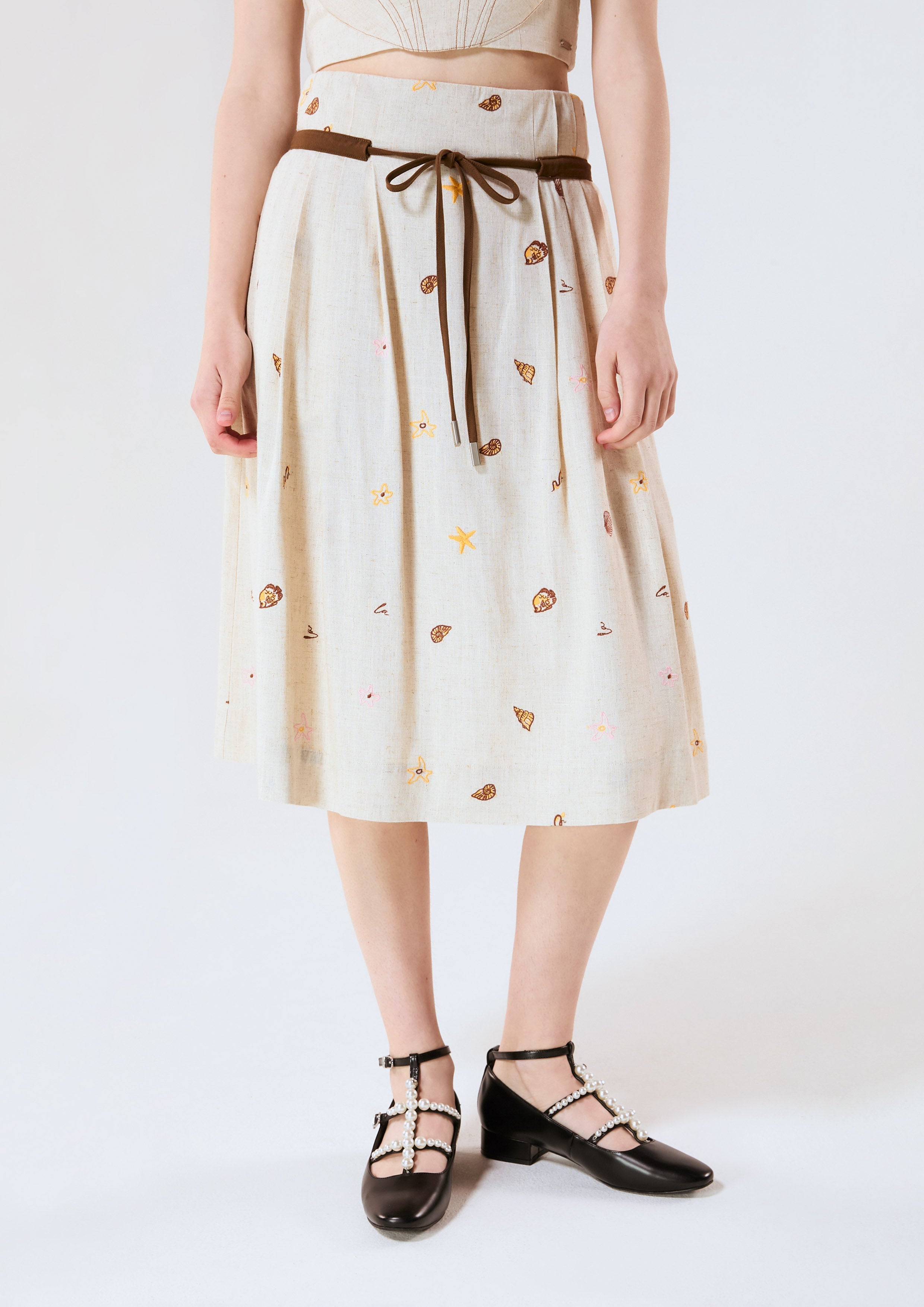 กระโปรงคลุมเข่าอัดพลีทพิมพ์ลายพร้อมเชือกผูก คอลเลกชัน Chasing the Sea