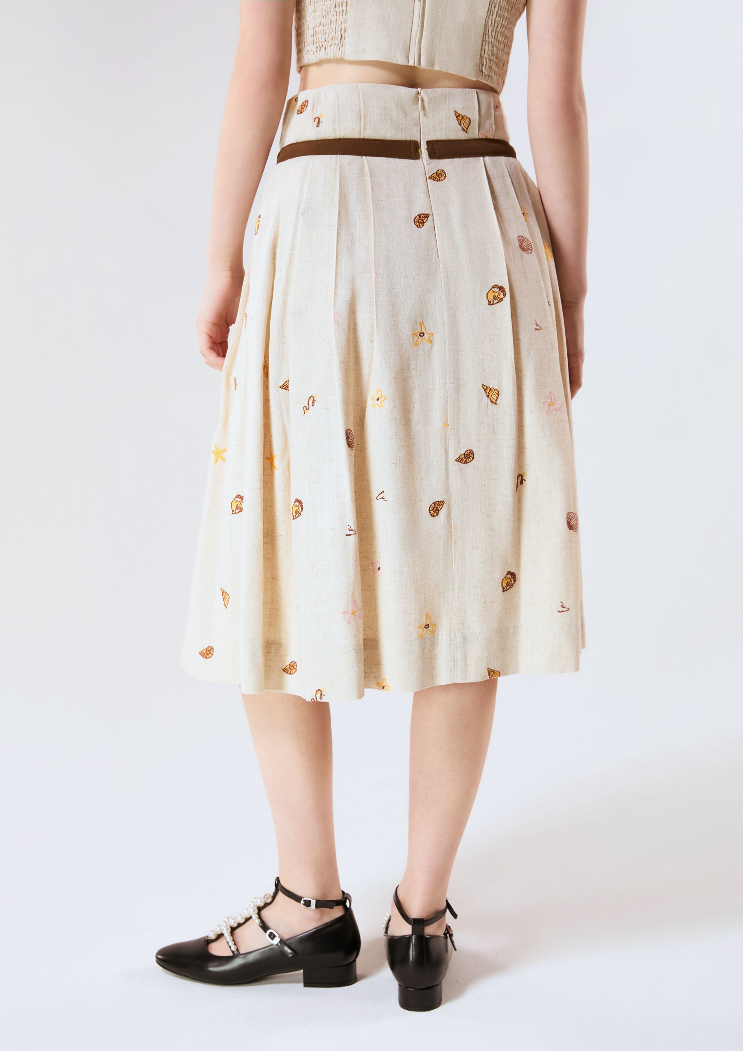 กระโปรงคลุมเข่าอัดพลีทพิมพ์ลายพร้อมเชือกผูก คอลเลกชัน Chasing the Sea