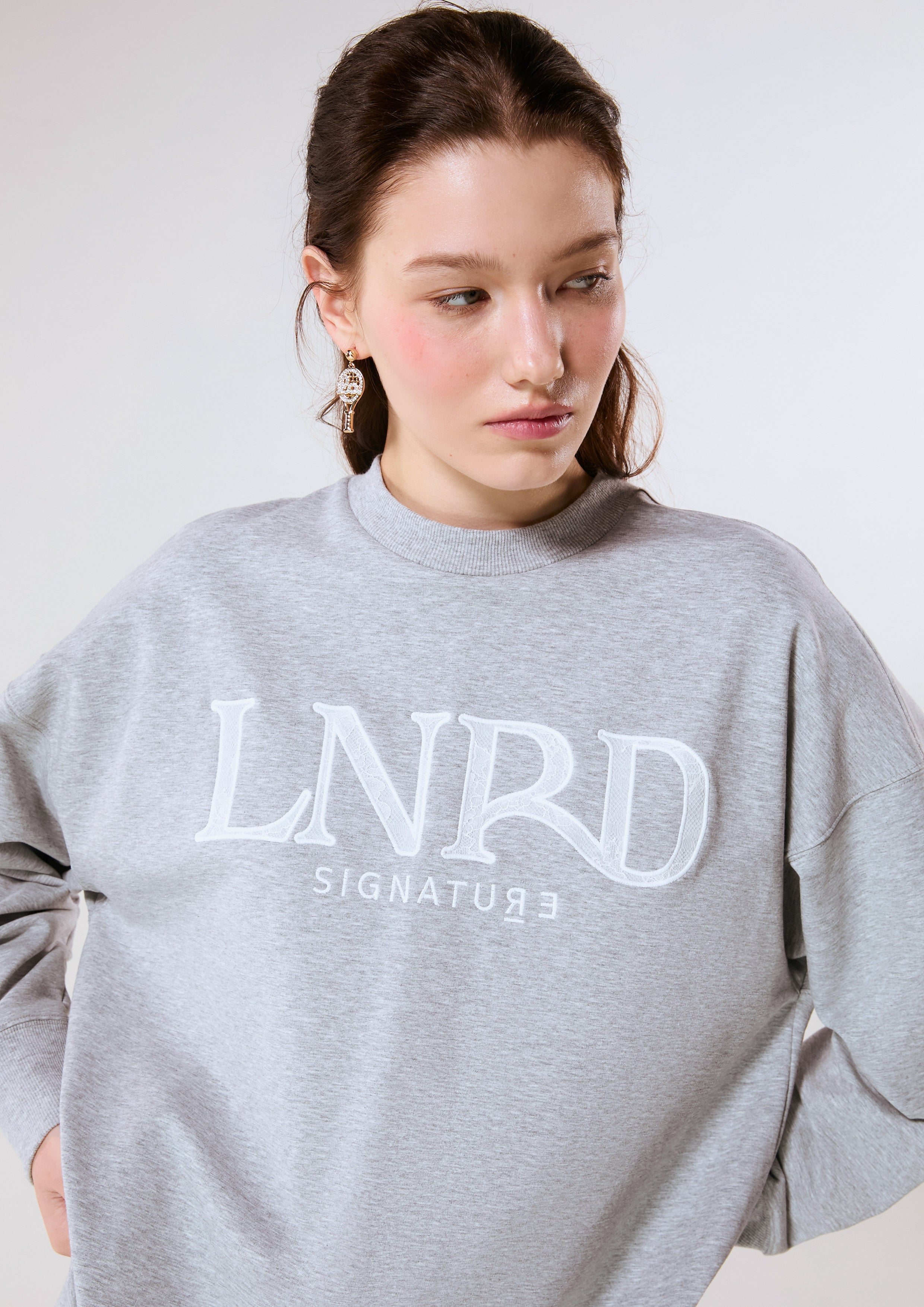 เสื้อกันหนาวแขนยาวพิมพ์ลายโลโก้ คอลเลกชัน Signature