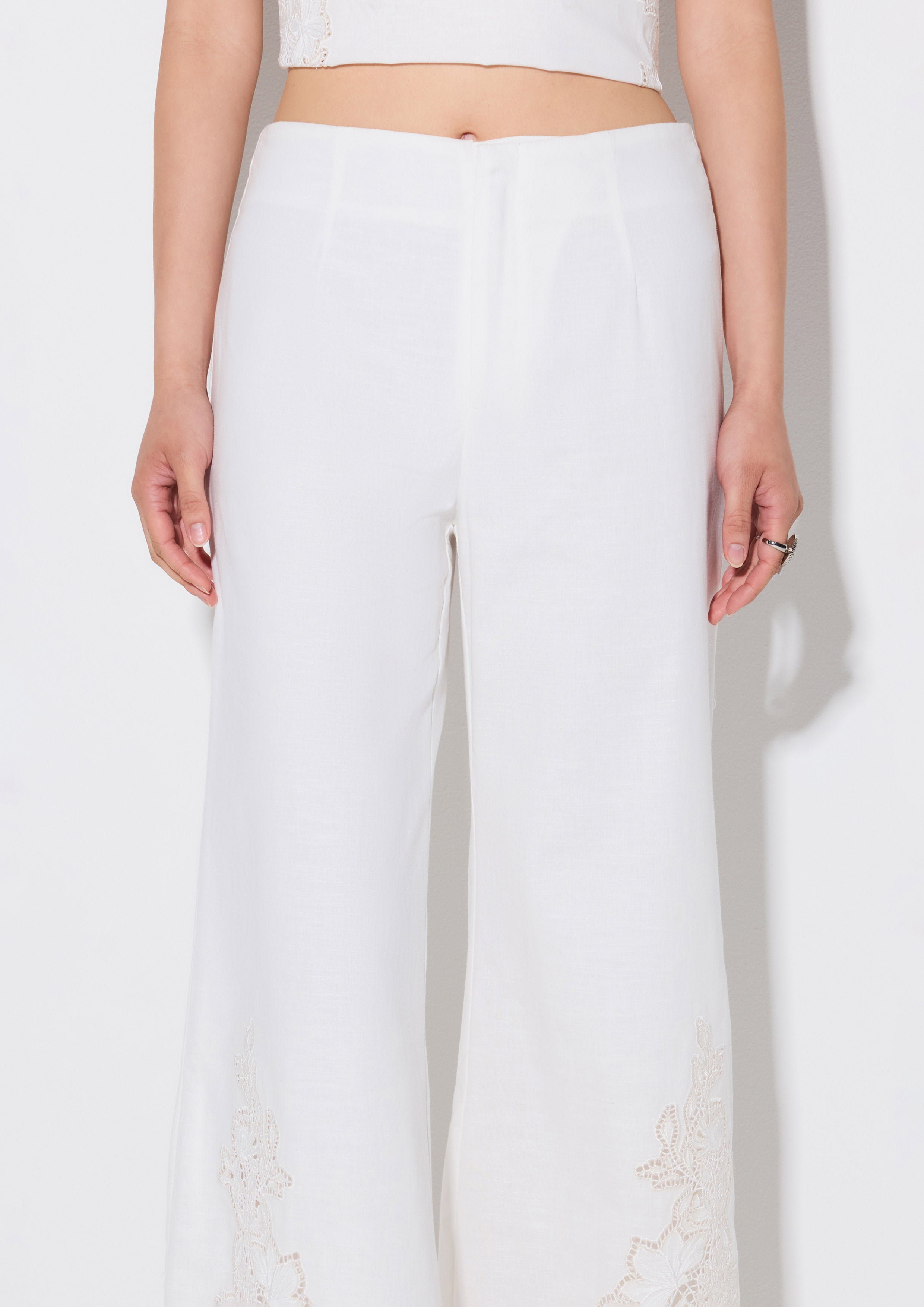 กางเกงขายาวปลายขาแต่งเลเยอร์คัทดอกไม้ คอลเลกชัน Weekender