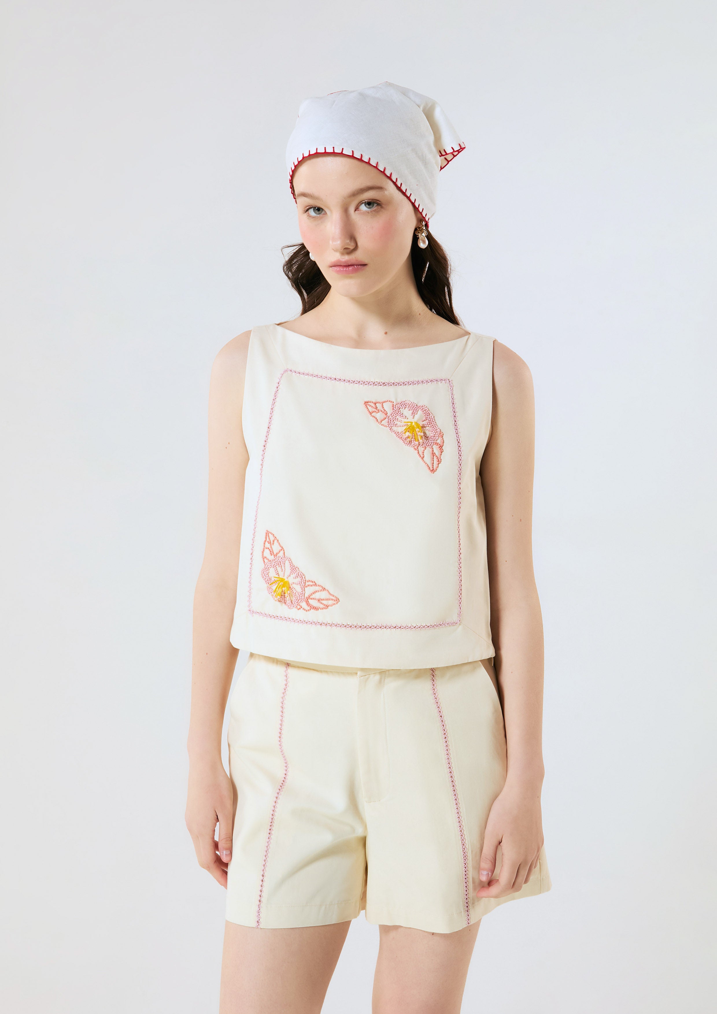 เสื้อครอปแขนกุดปักลาย คอลเลกชัน Palm Spring